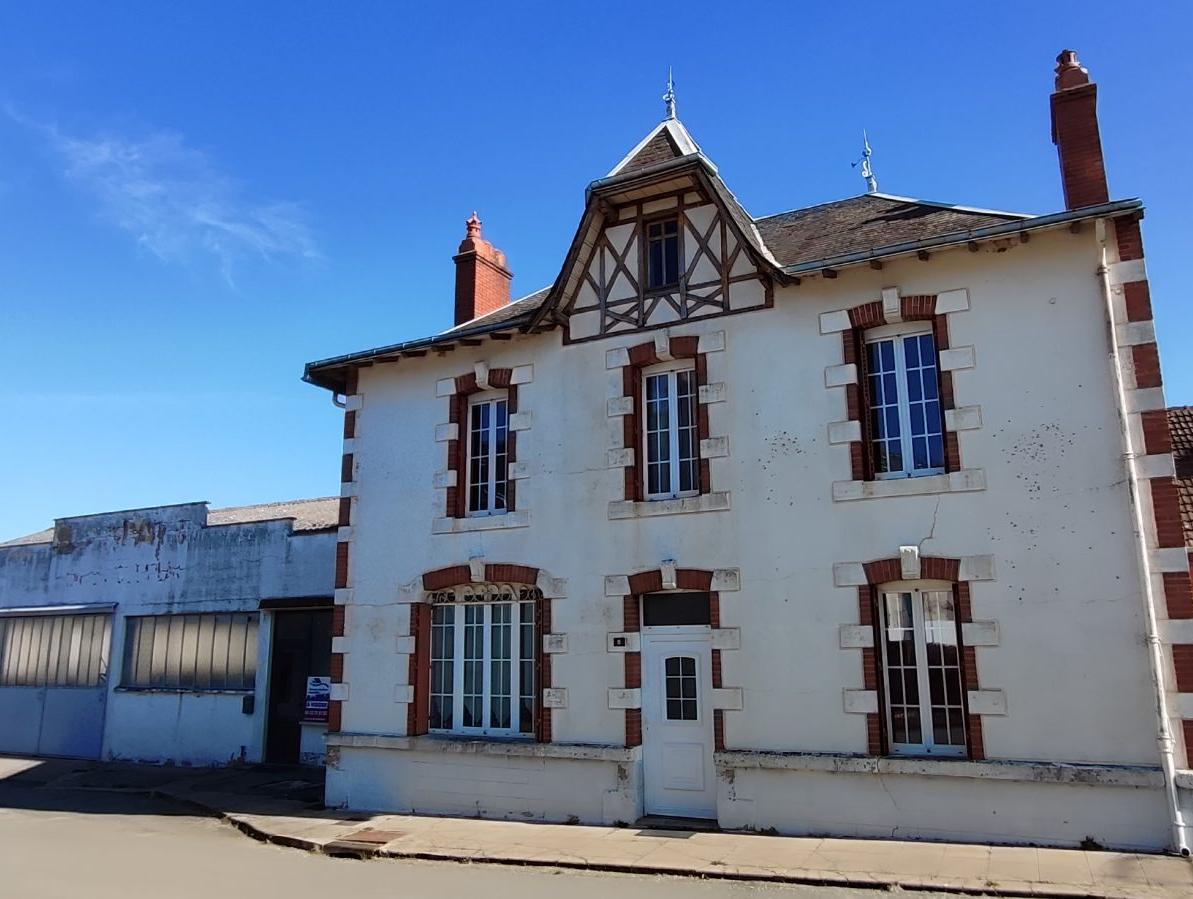 Maison avec garage de 240 m2 attenant !