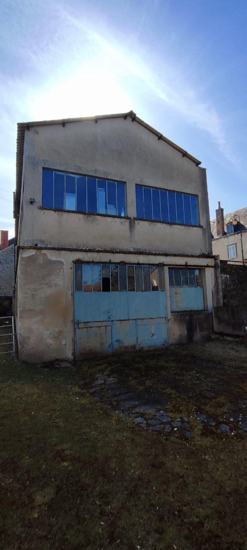 Maison avec garage de 240 m2 attenant !