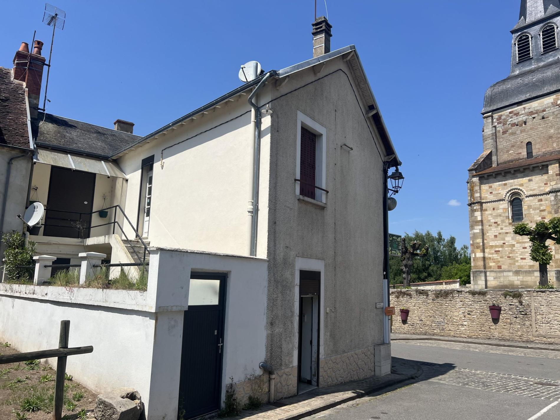 Maison de ville avec commerce et dépendances !