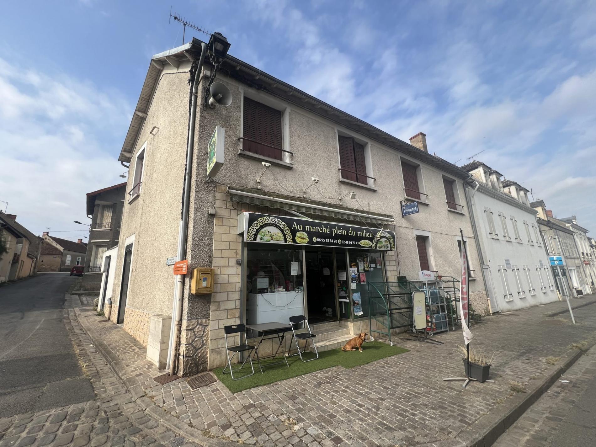 Maison de ville avec commerce et dépendances !