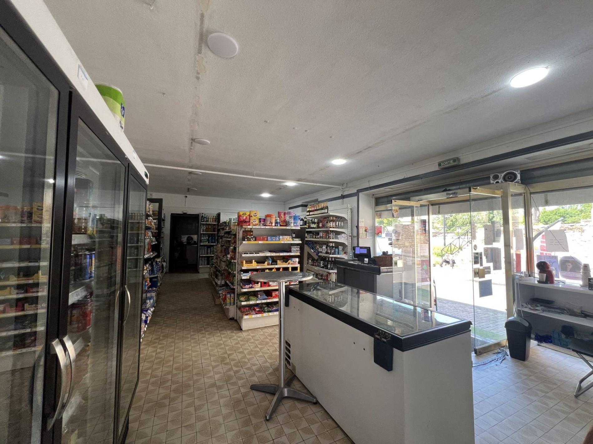 Maison de ville avec commerce et dépendances !