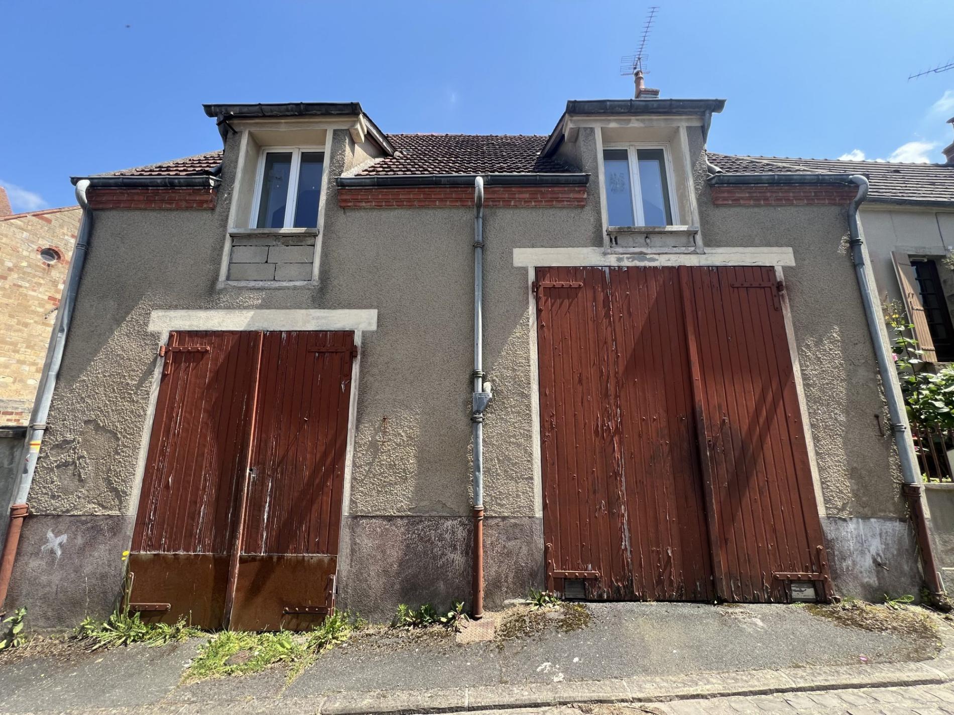 Maison de ville avec commerce et dépendances !