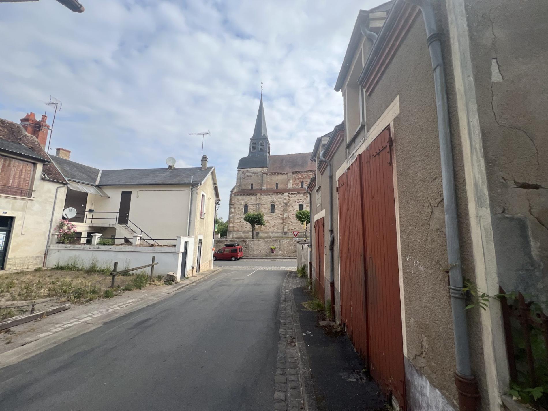 Maison de ville avec commerce et dépendances !