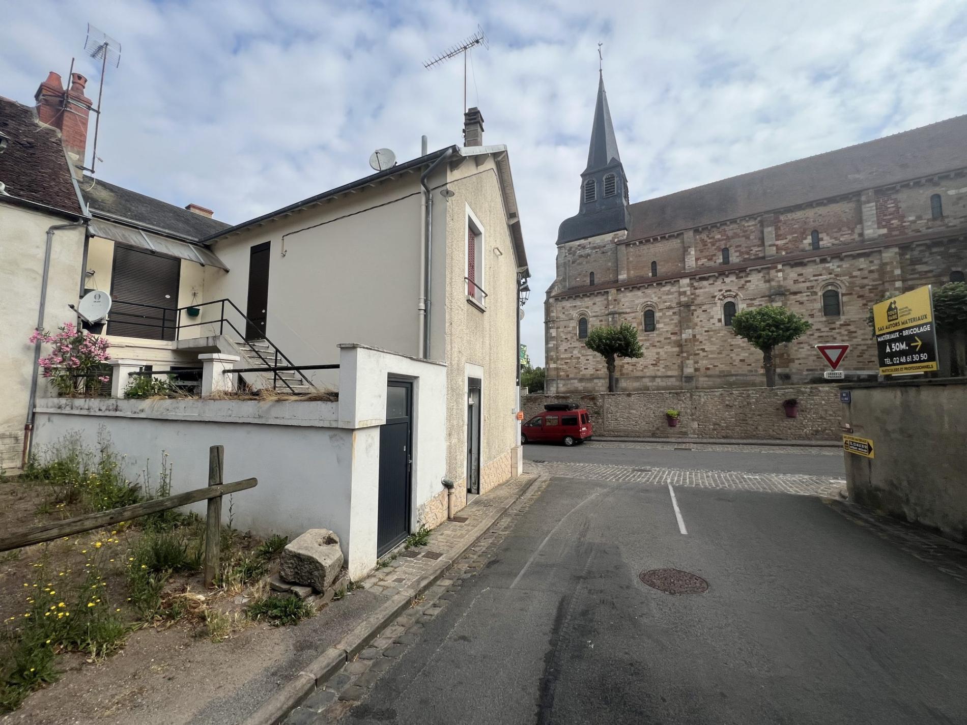 Maison de ville avec commerce et dépendances !