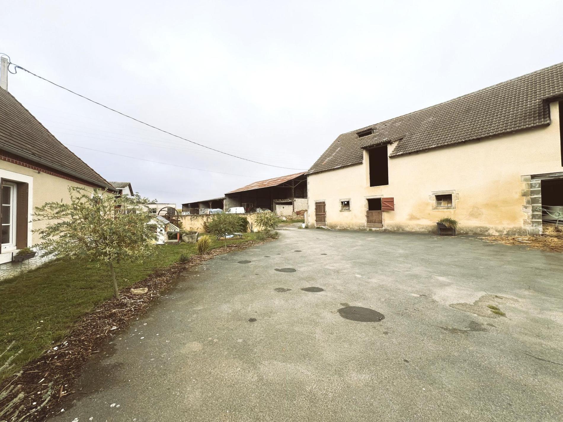 Corps de ferme avec maison d'habitation en campagne !