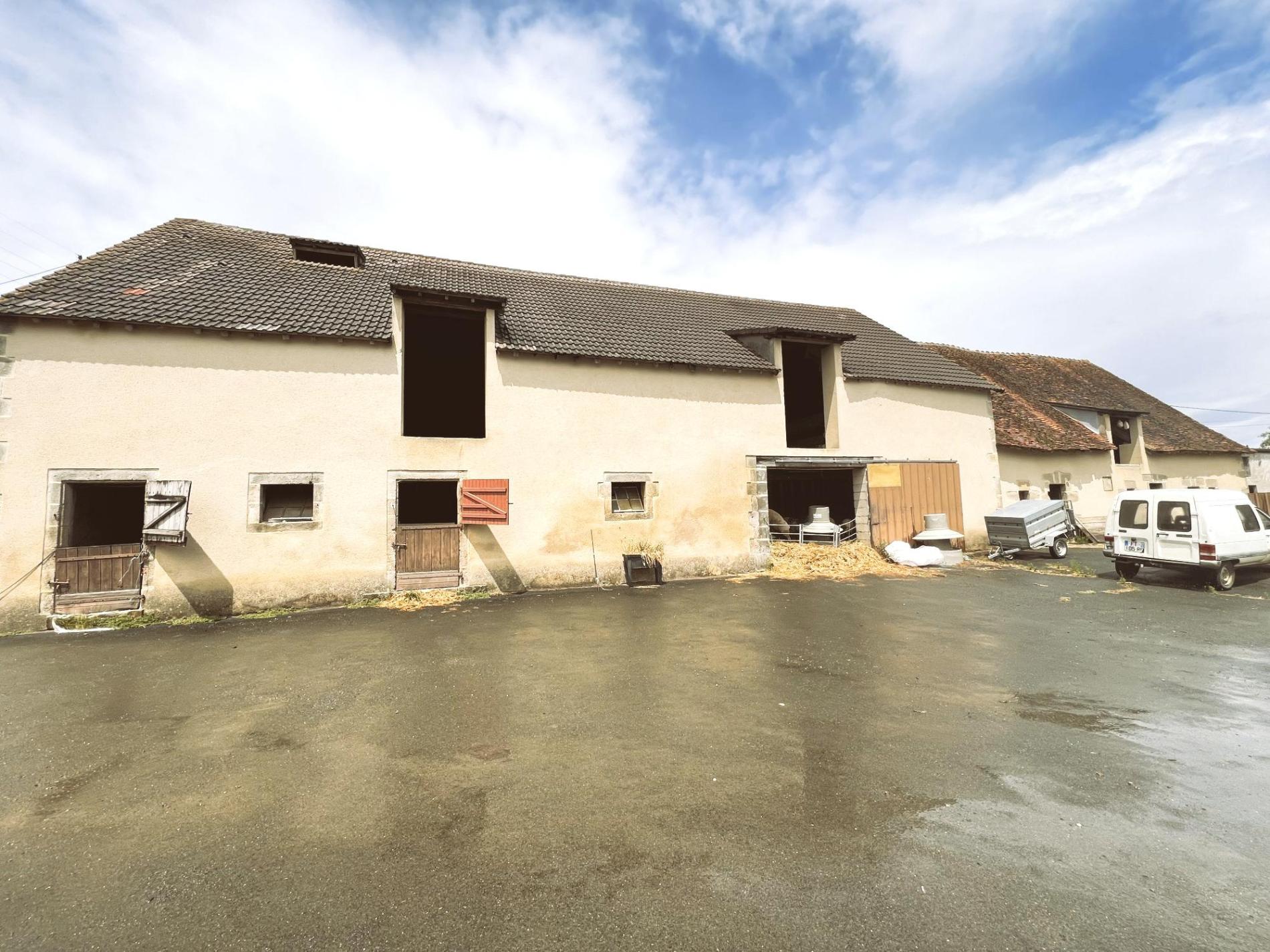 Corps de ferme avec maison d'habitation en campagne !
