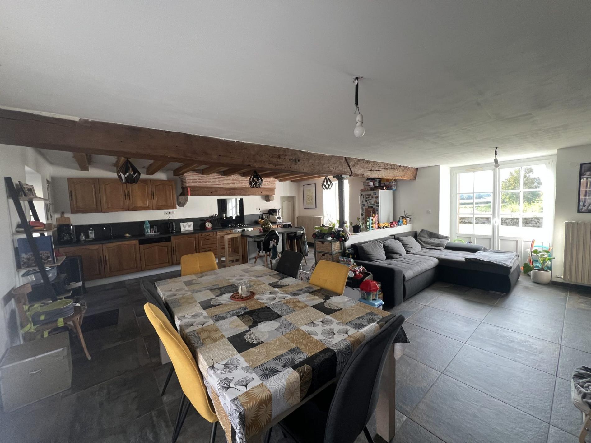 Corps de ferme avec maison d'habitation en campagne !