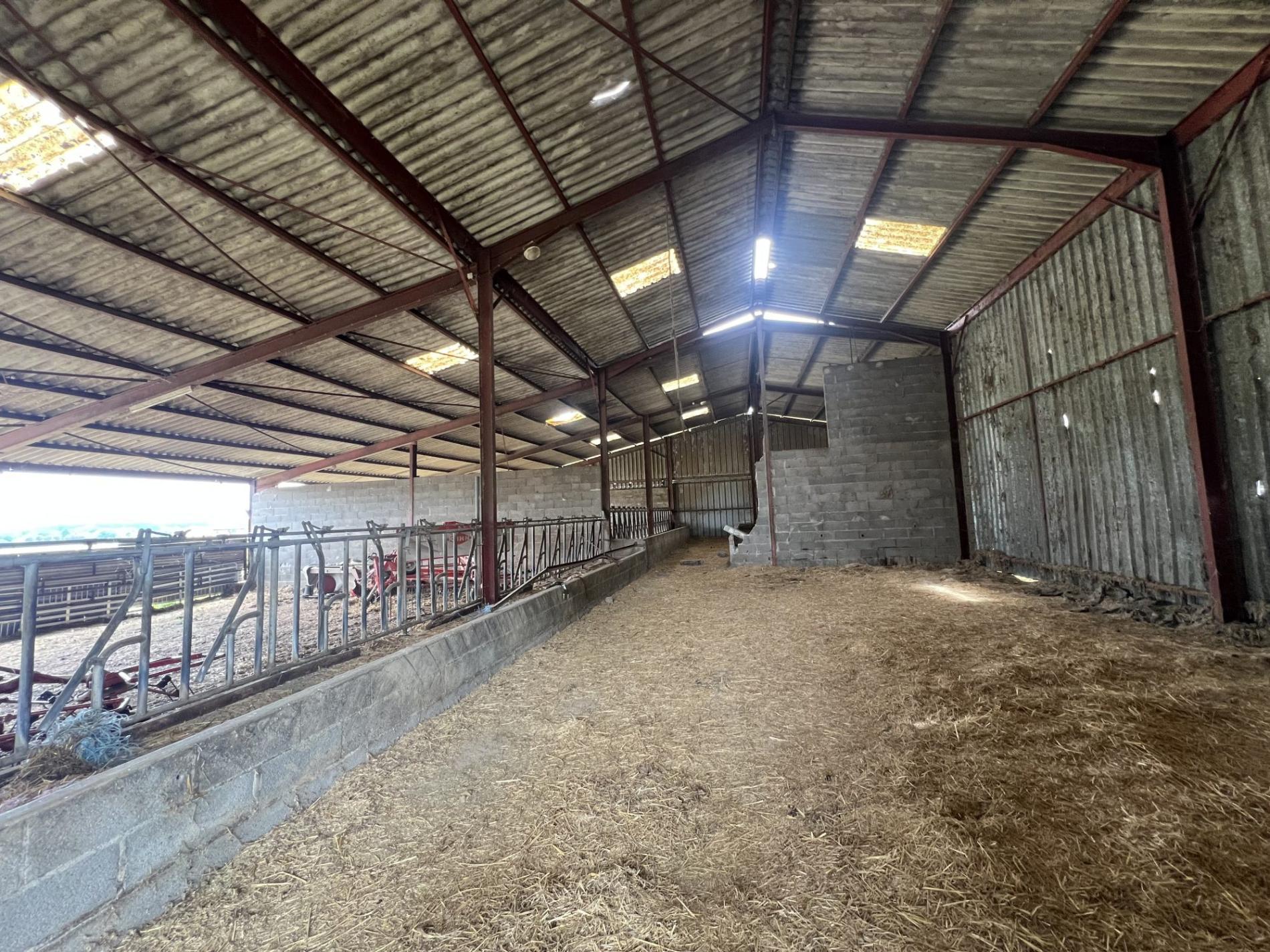 Corps de ferme avec maison d'habitation en campagne !