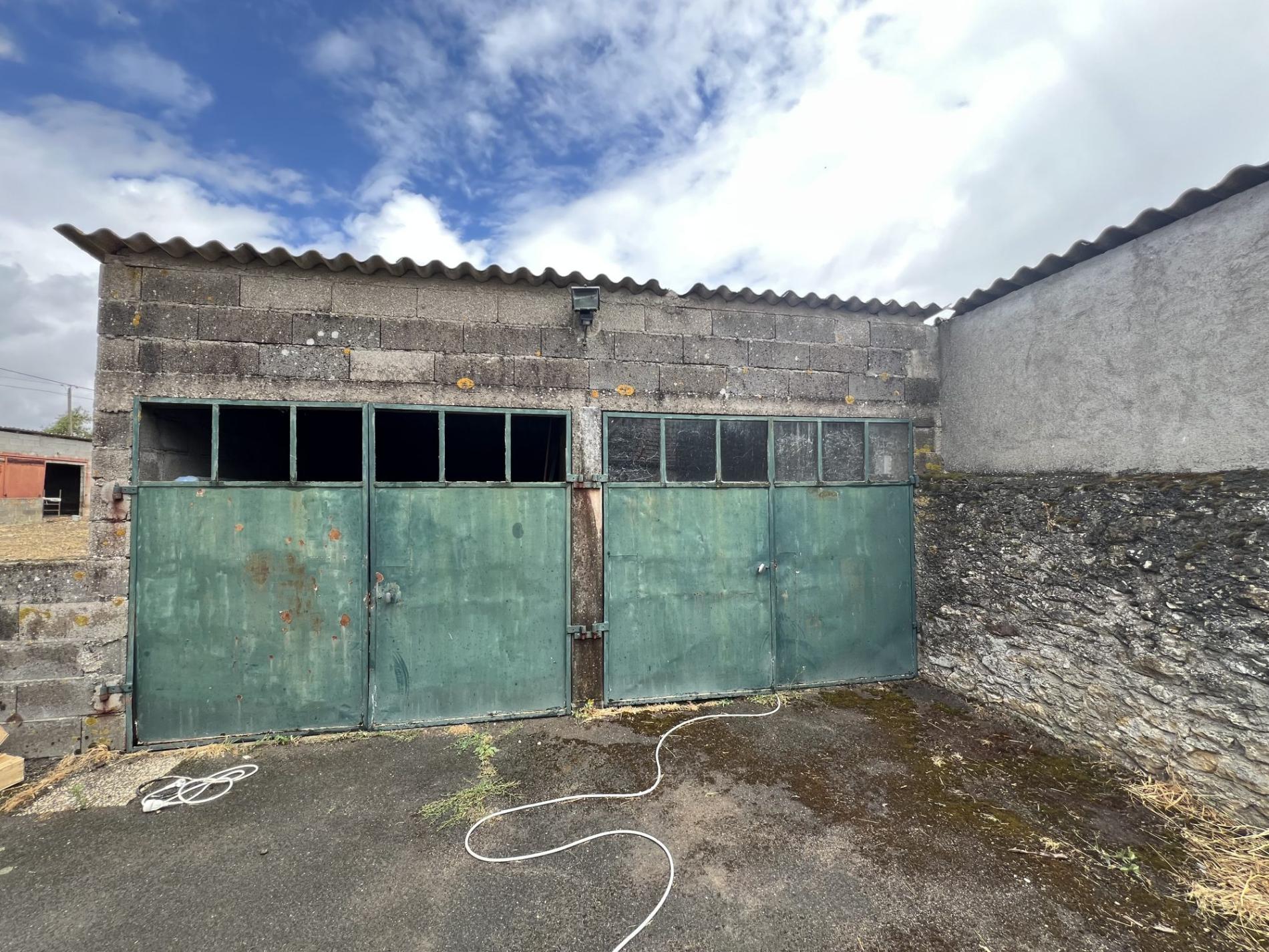 Corps de ferme avec maison d'habitation en campagne !