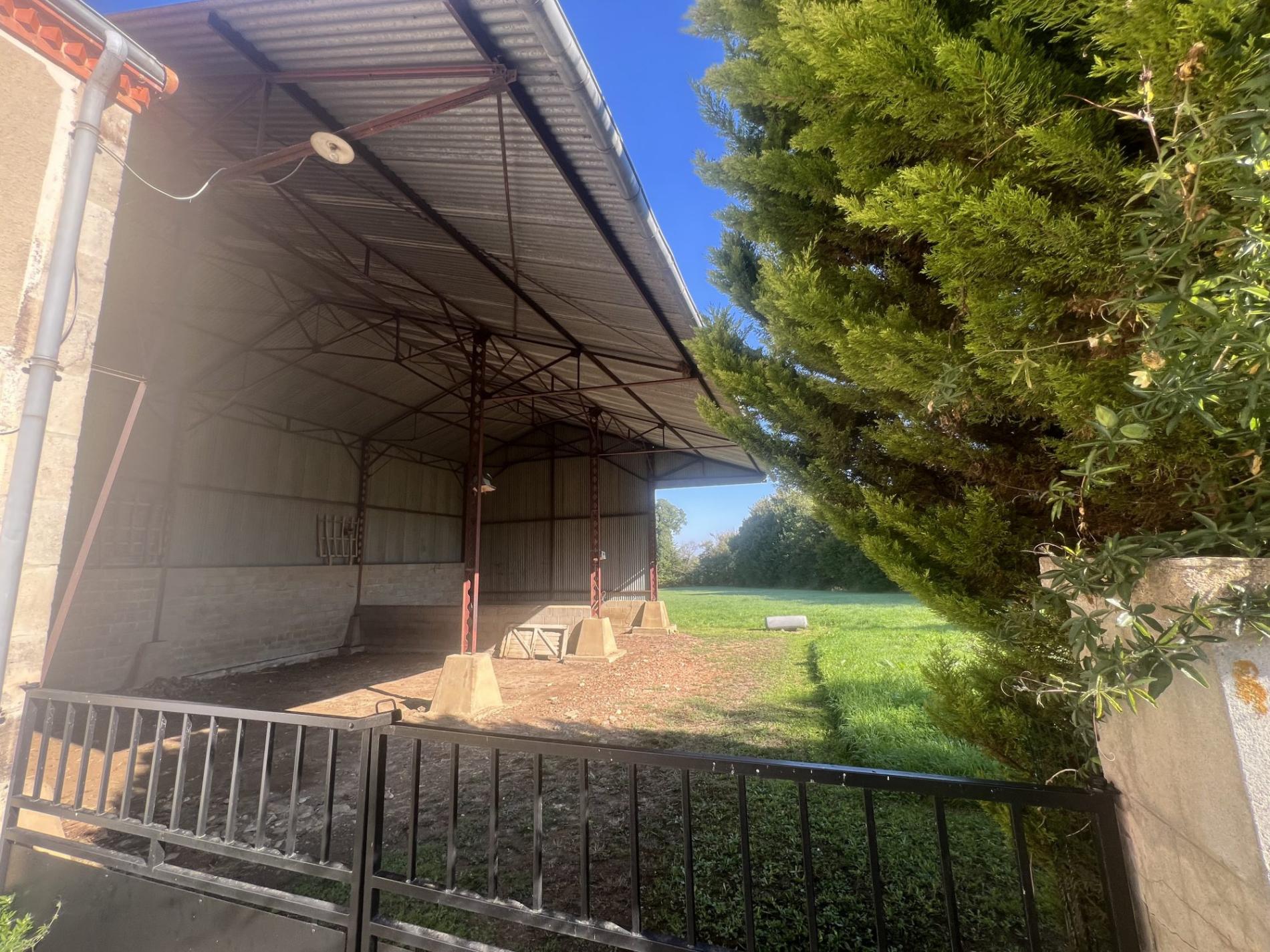 Maison de campagne avec dépendances !