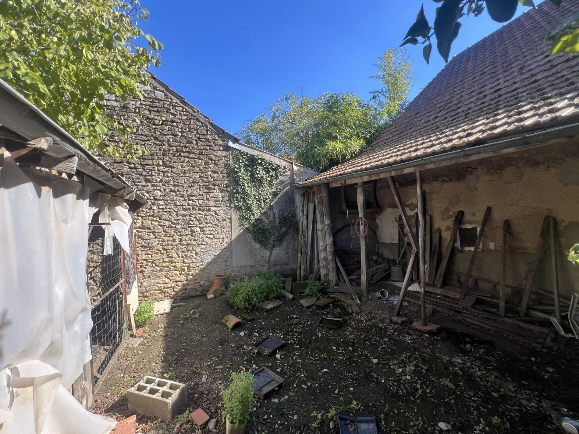 Maison de ville à rénover avec jardin !