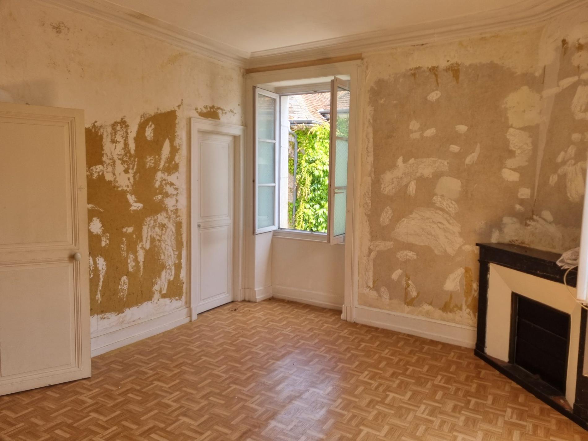 Maison de ville avec local commercial !