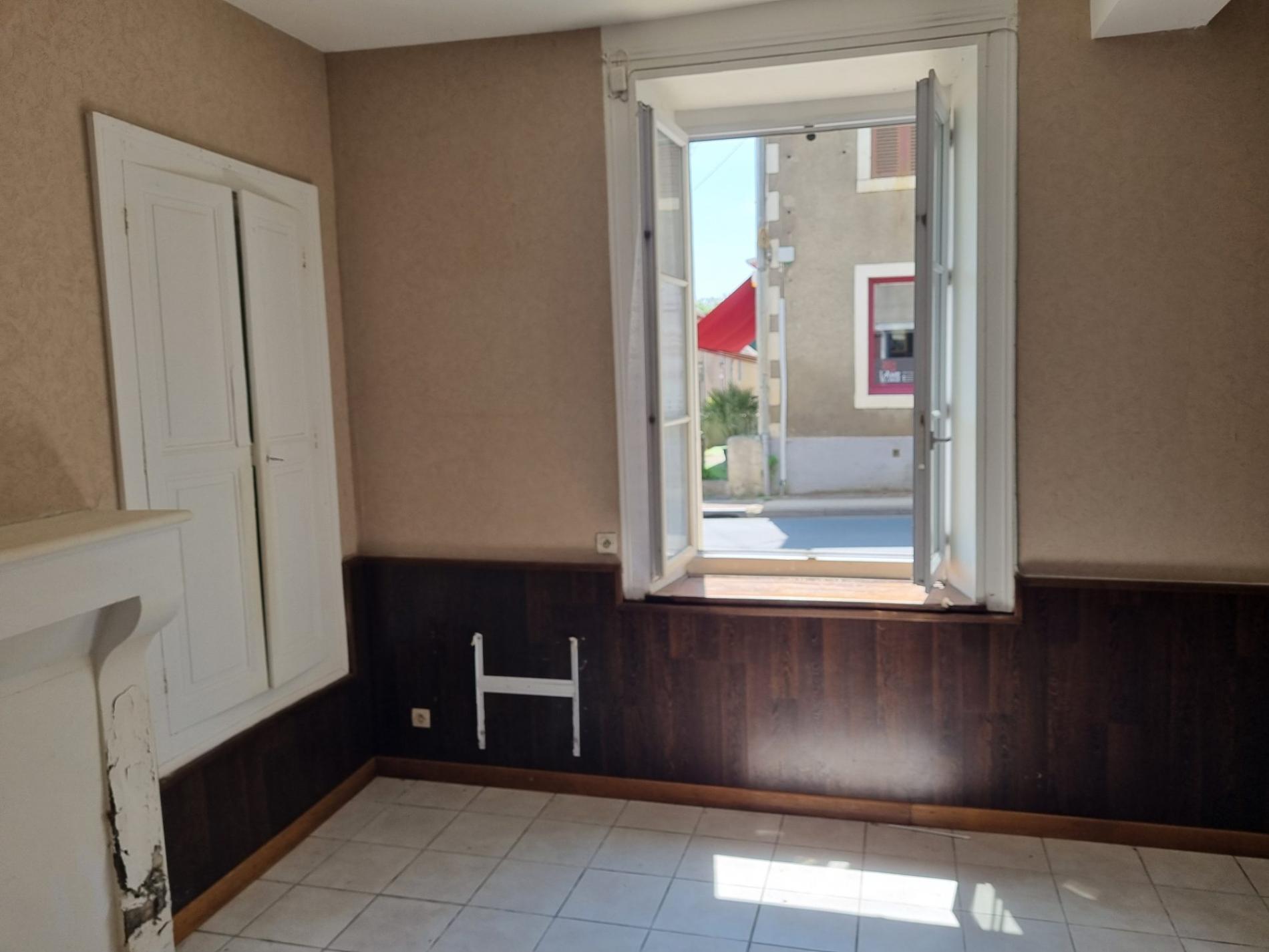 Maison de ville avec local commercial !