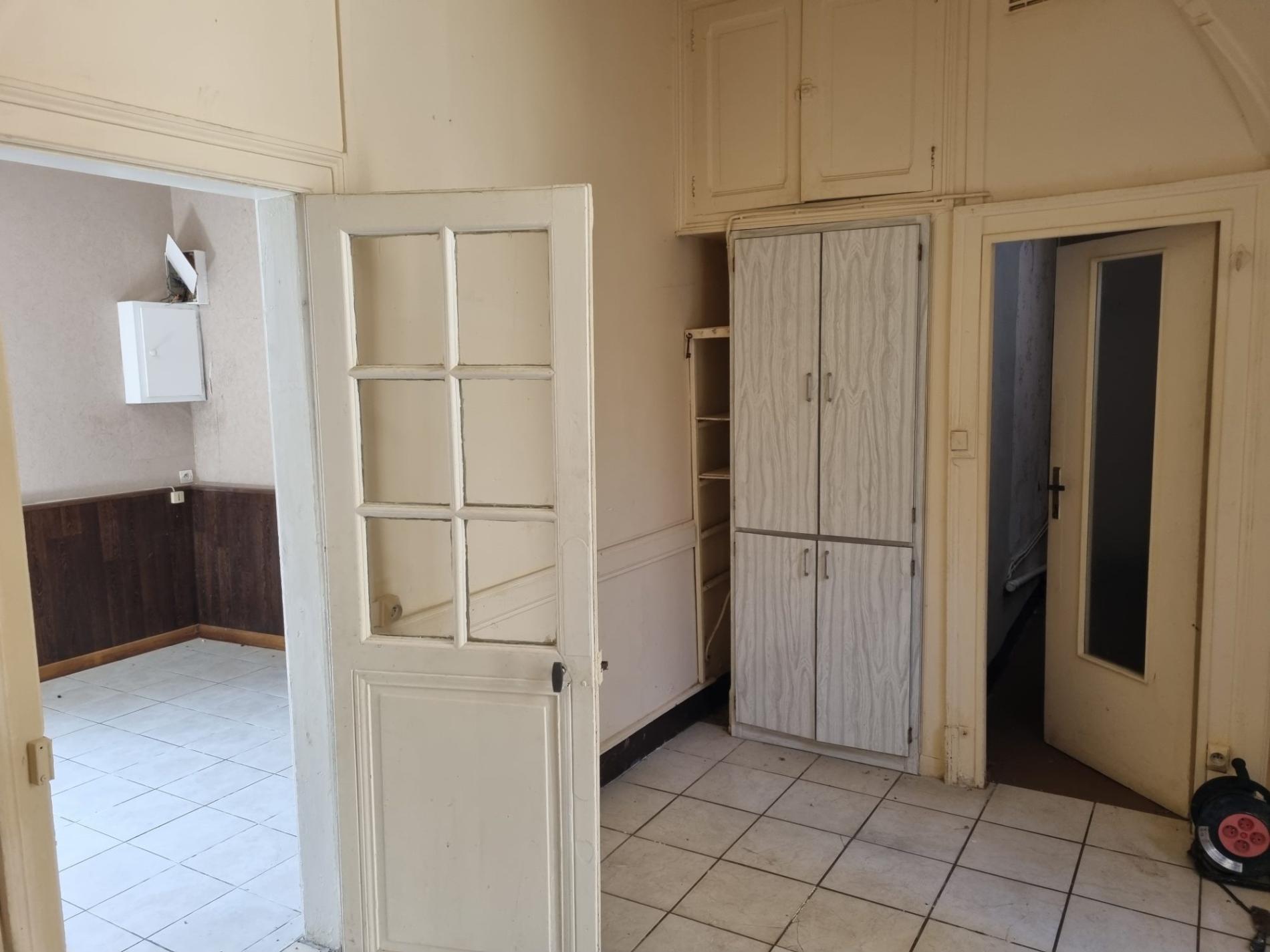 Maison de ville avec local commercial !