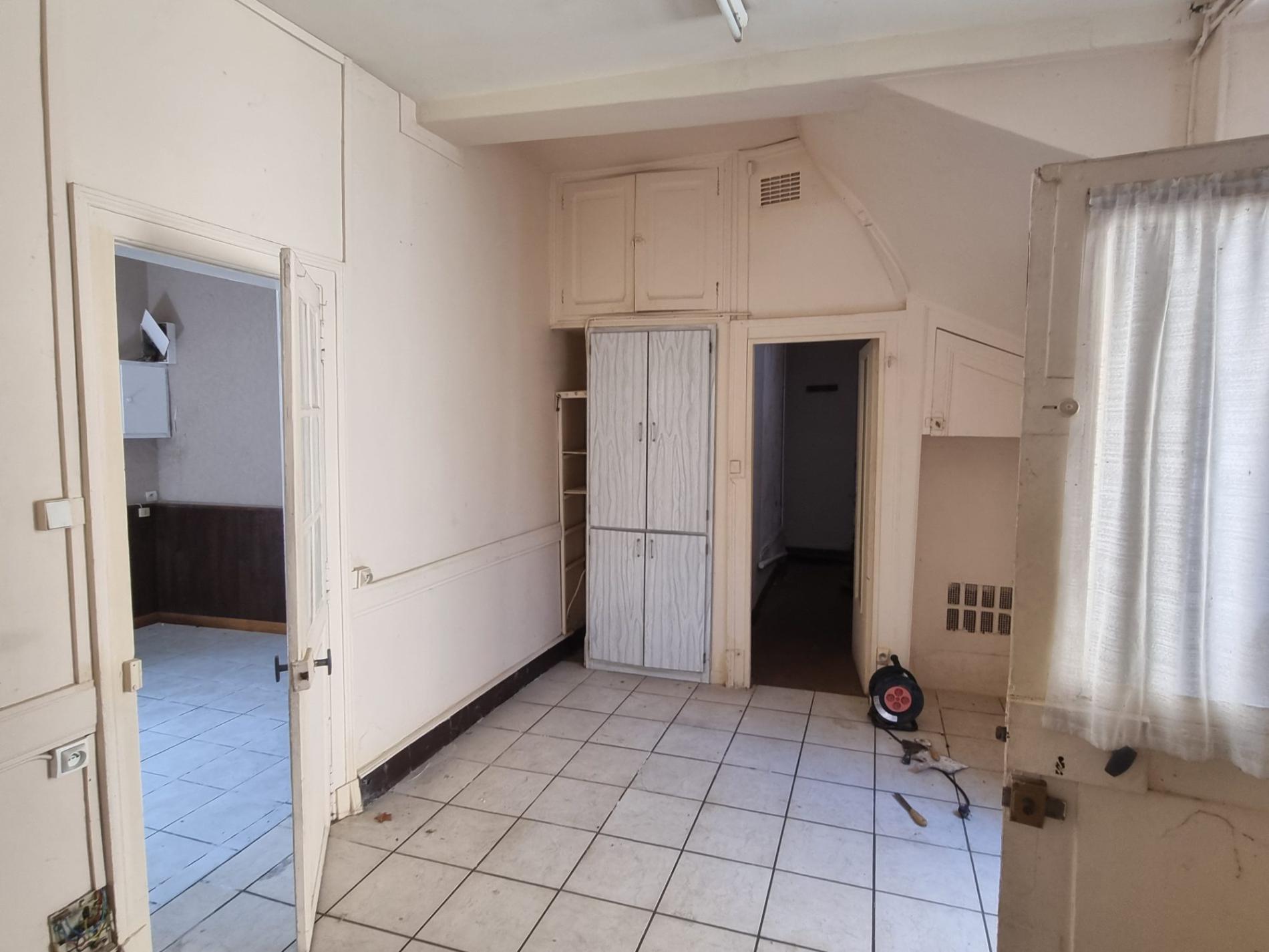 Maison de ville avec local commercial !