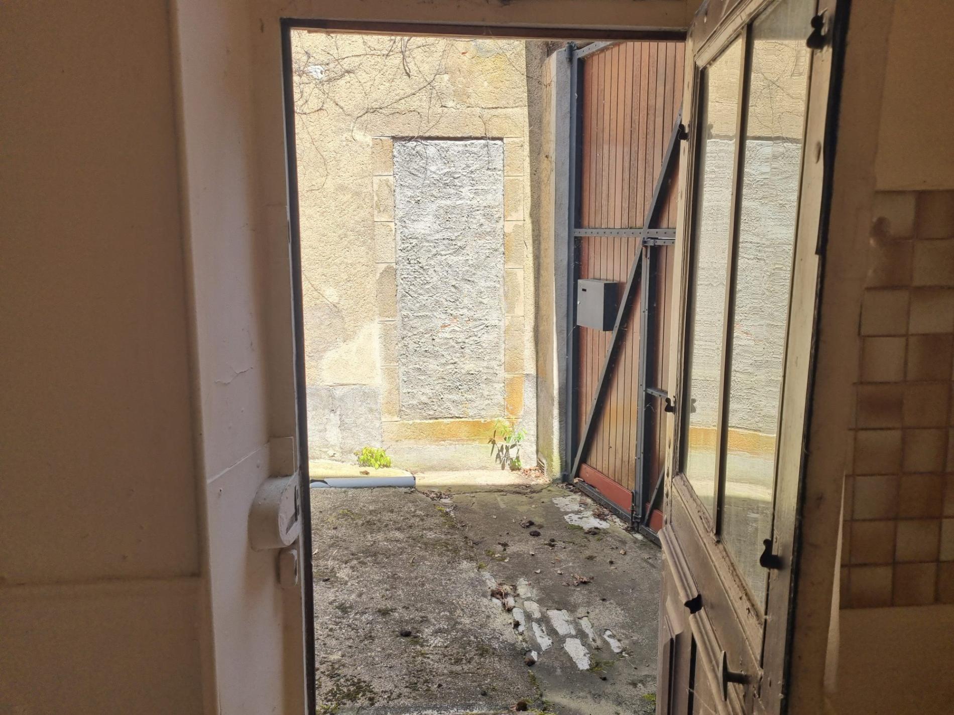 Maison de ville avec local commercial !