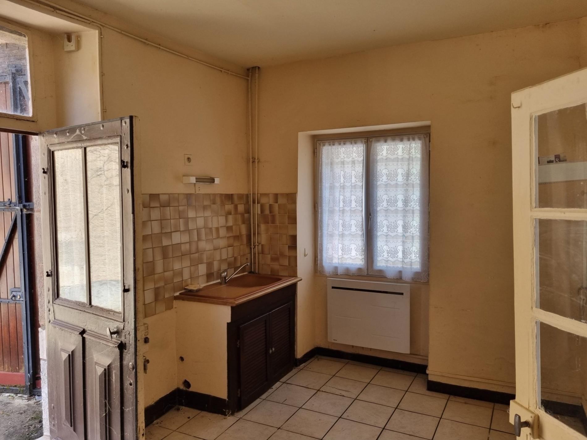 Maison de ville avec local commercial !