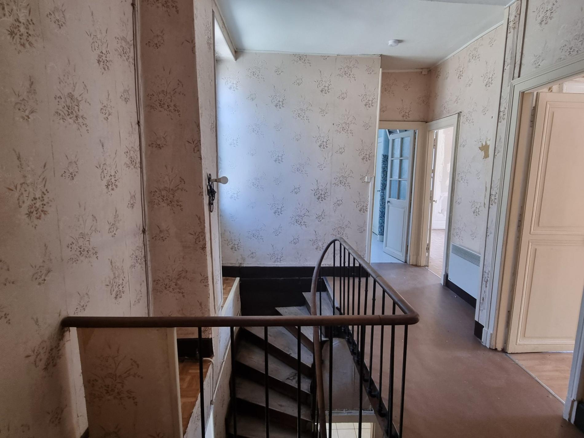 Maison de ville avec local commercial !