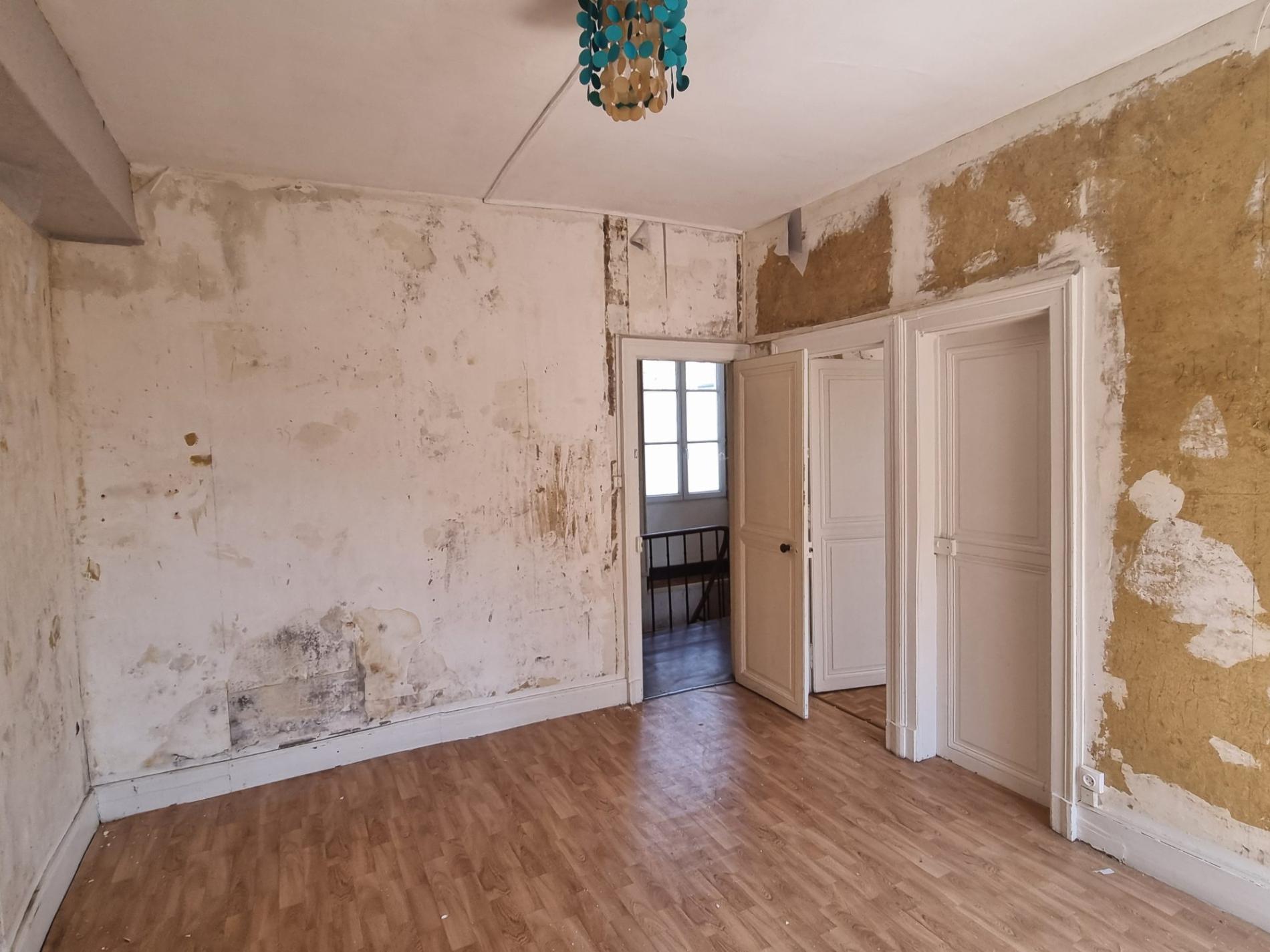 Maison de ville avec local commercial !