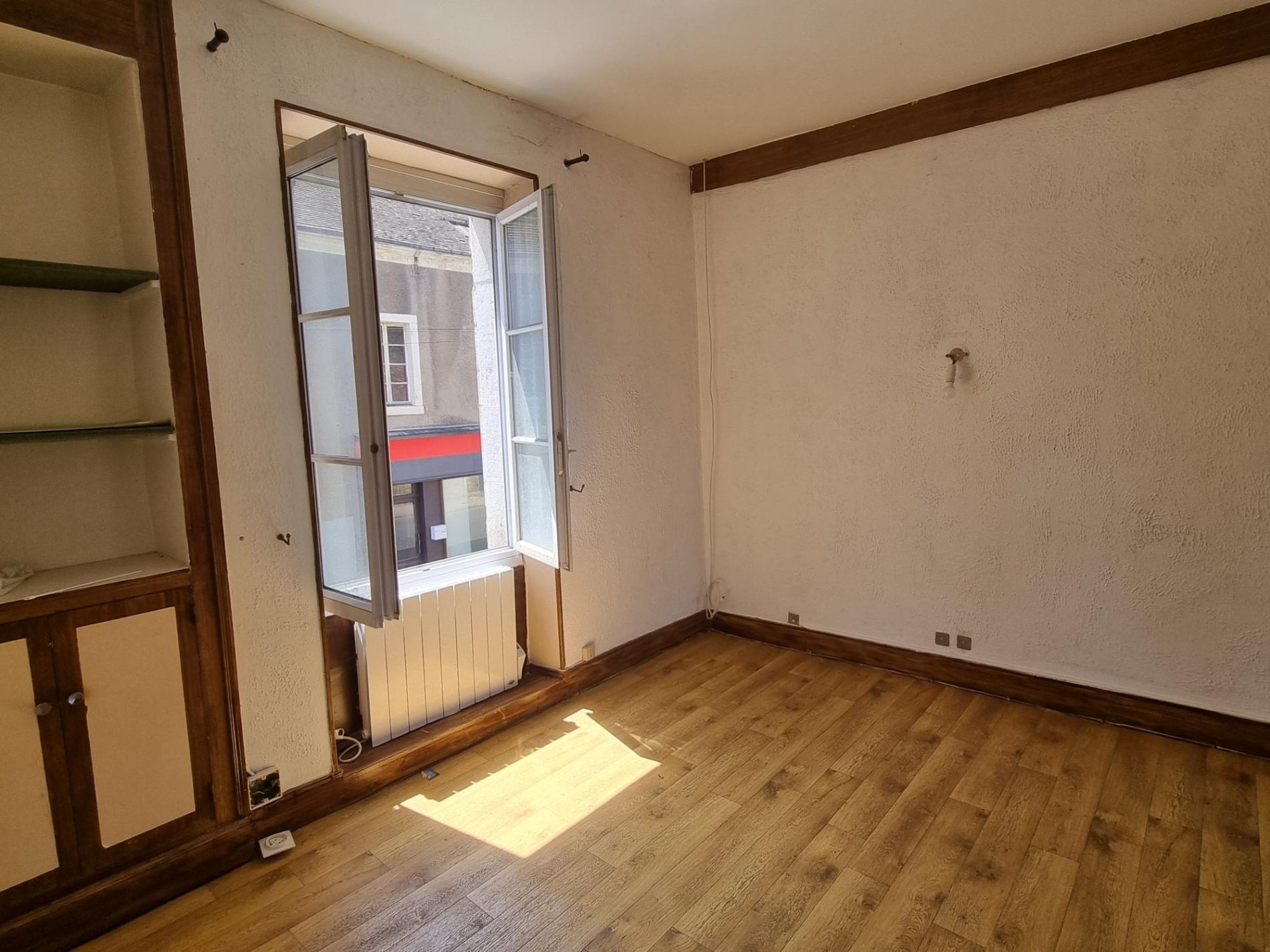 Maison de ville avec local commercial !