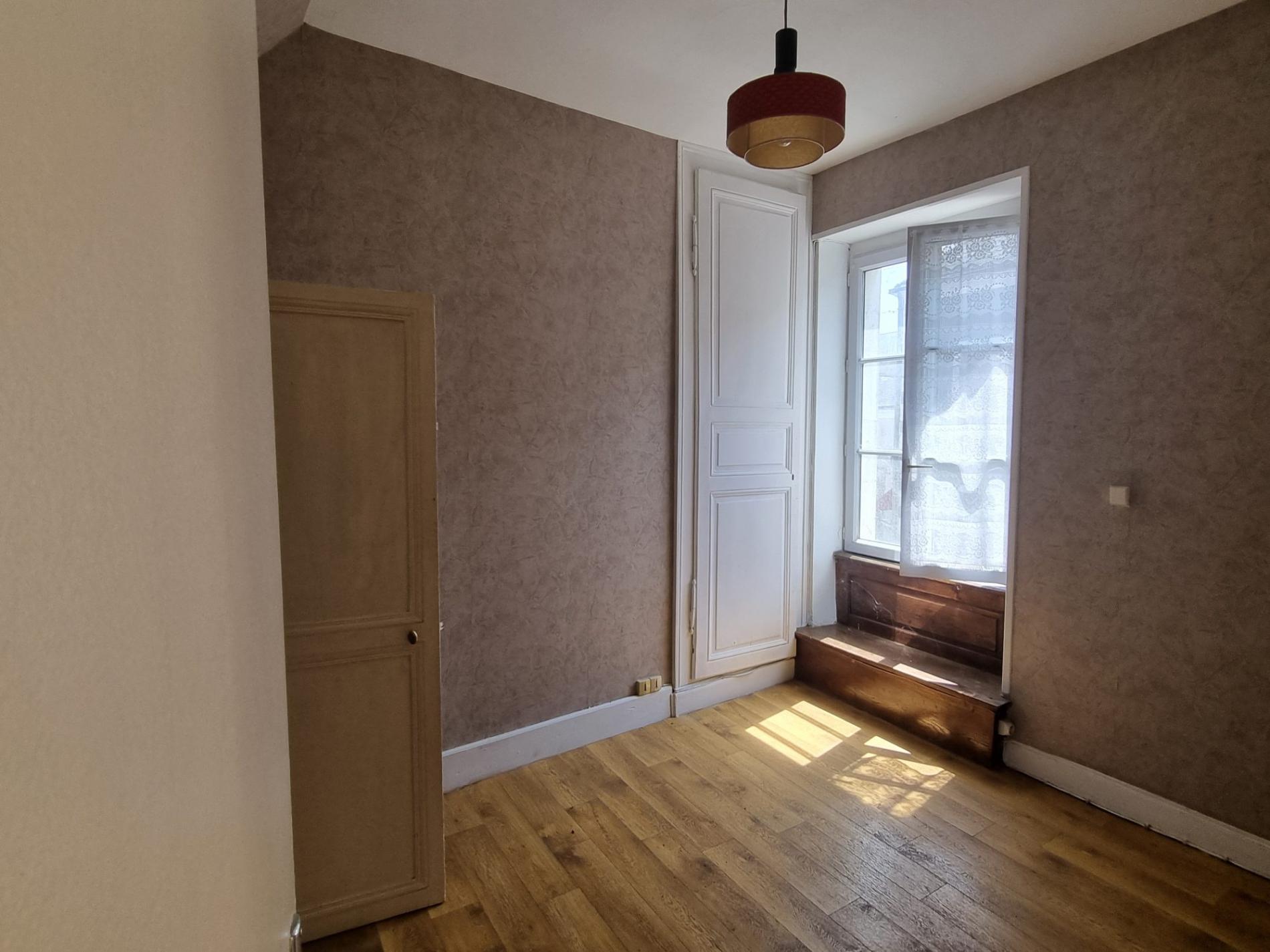 Maison de ville avec local commercial !