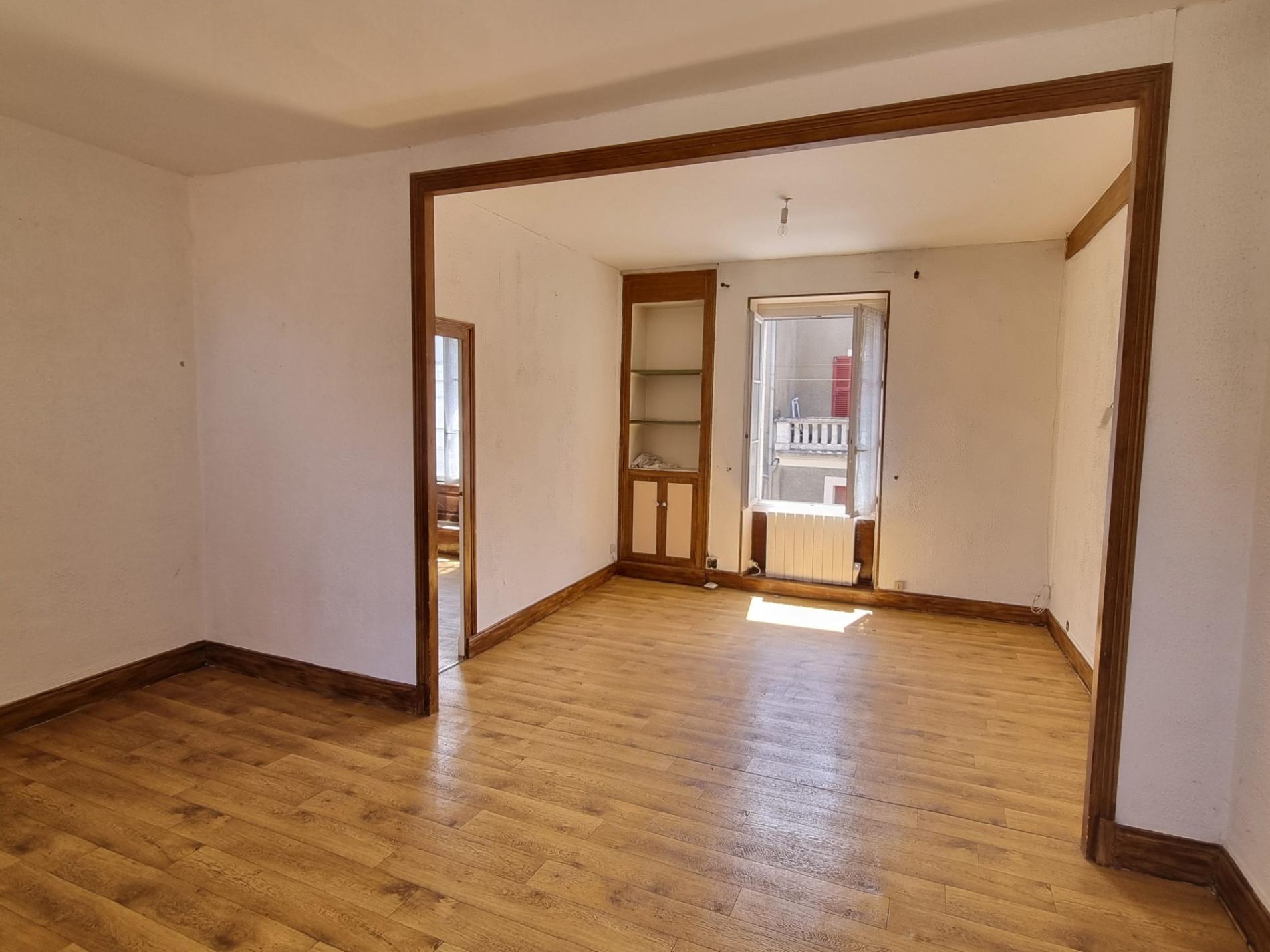 Maison de ville avec local commercial !