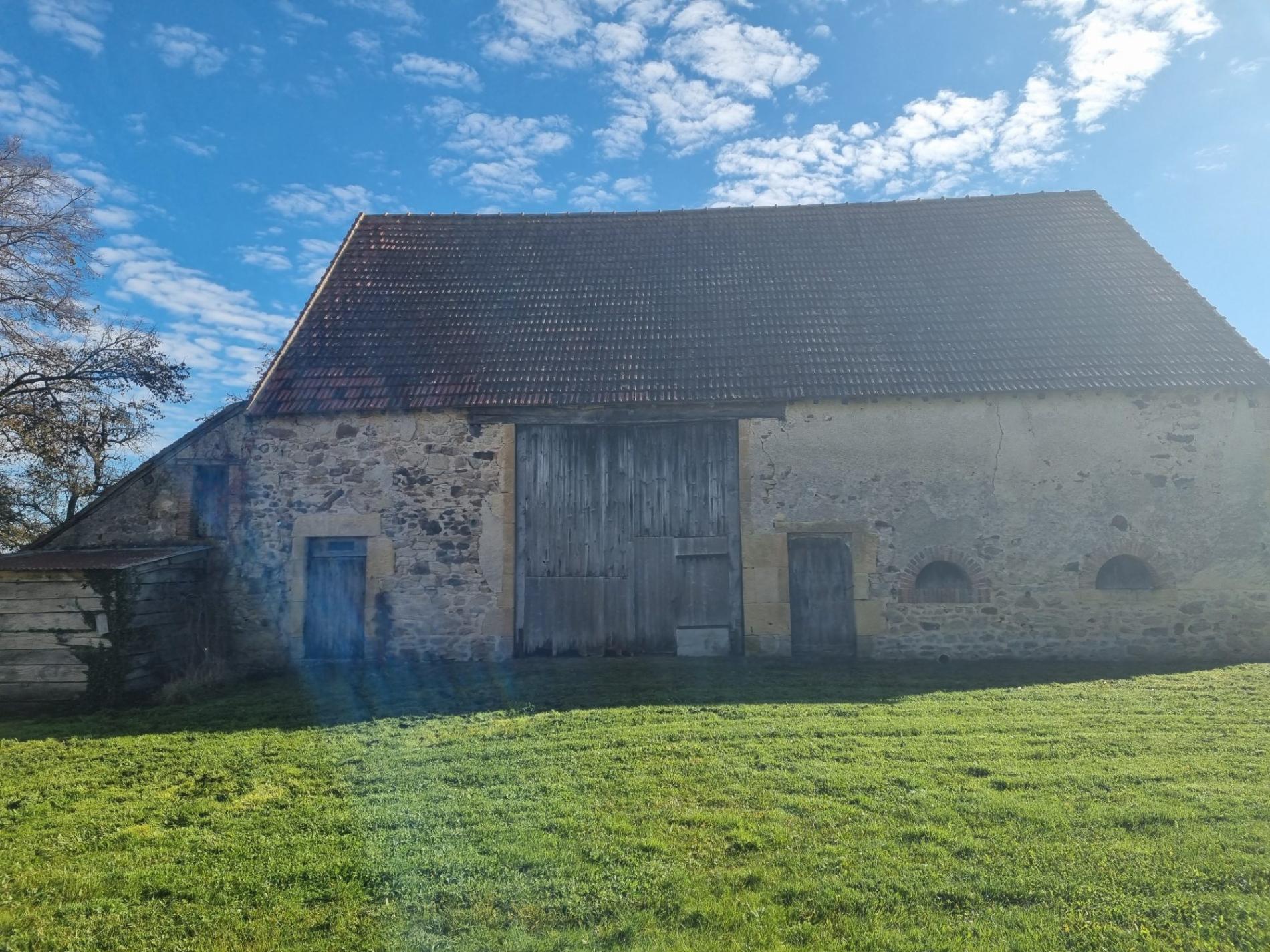 Ancien corps de ferme sur plus d'un hectare !