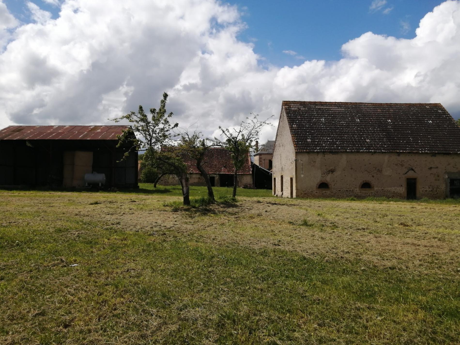 Ancien corps de ferme sur plus d'un hectare !