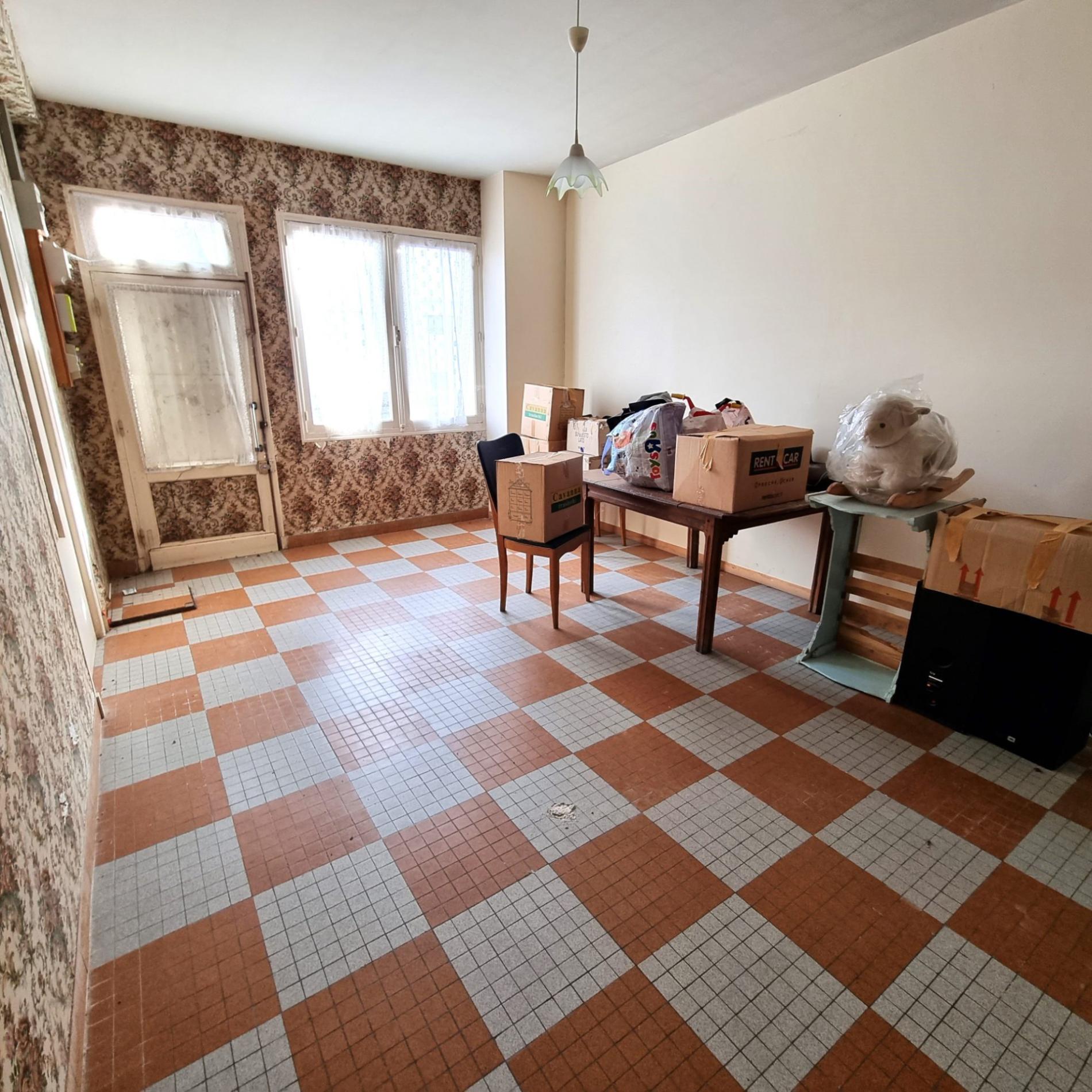 Maison de ville avec local commercial !