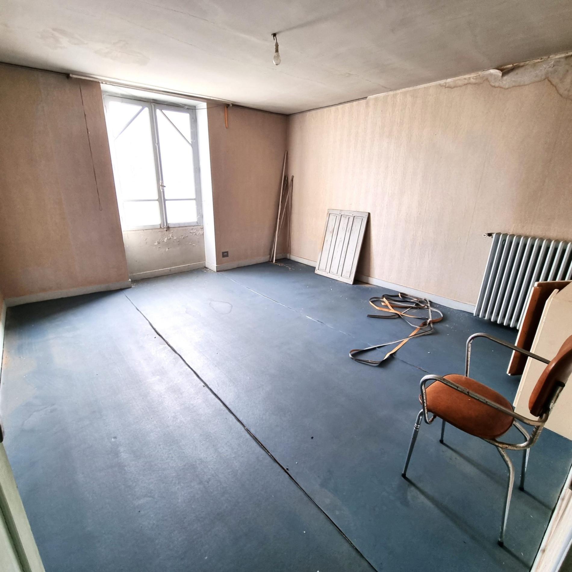 Maison de ville avec local commercial !