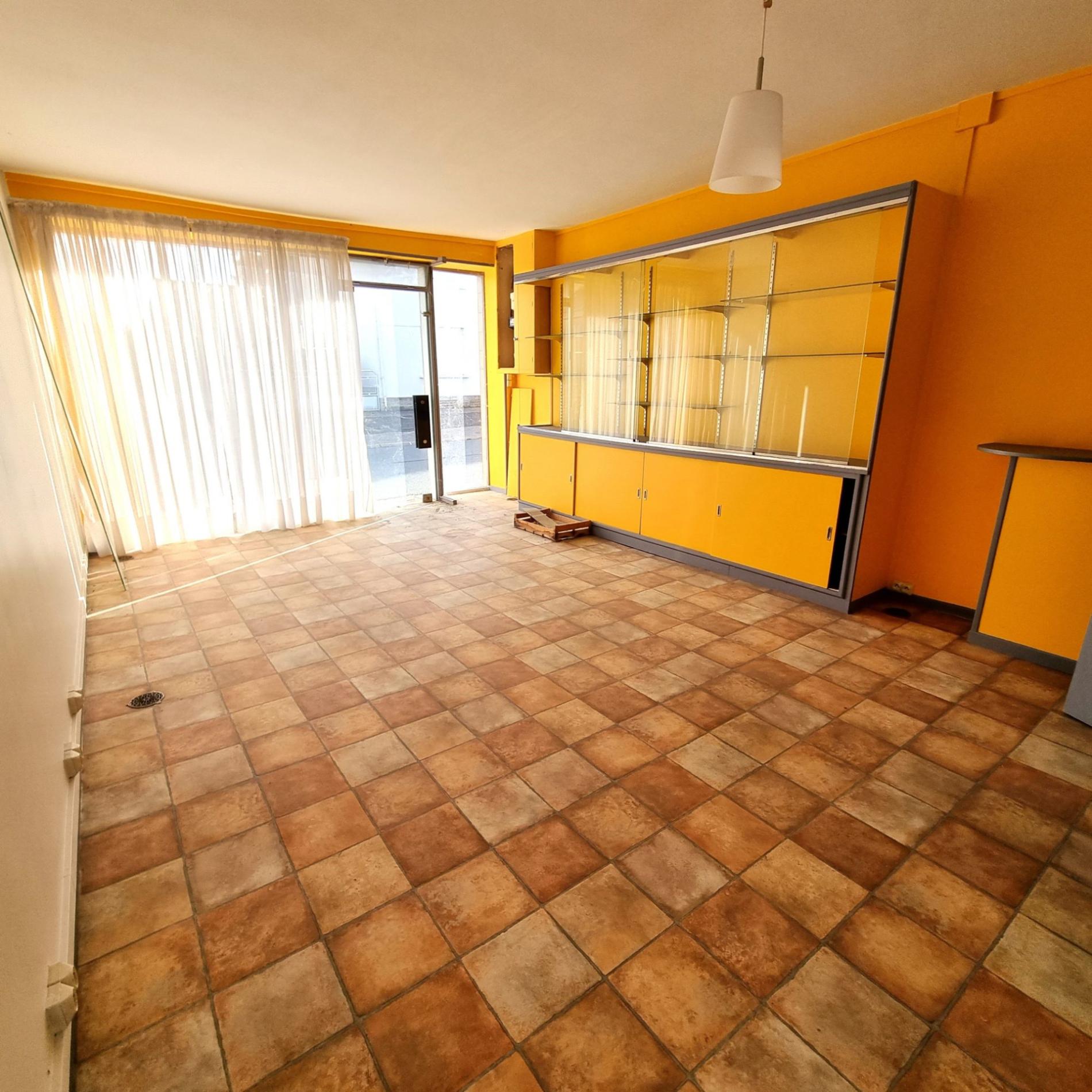 Maison de ville avec local commercial !