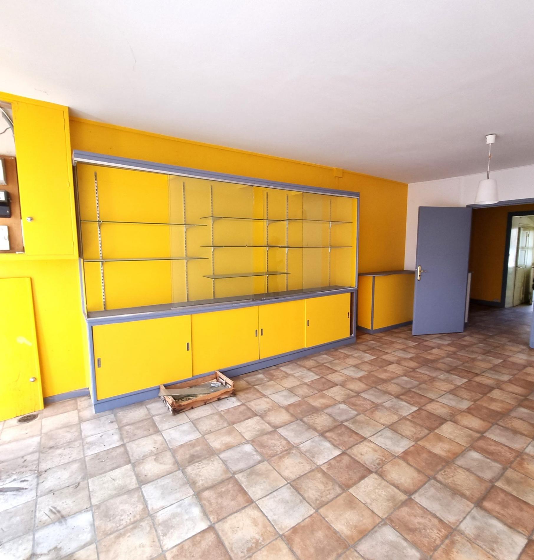 Maison de ville avec local commercial !