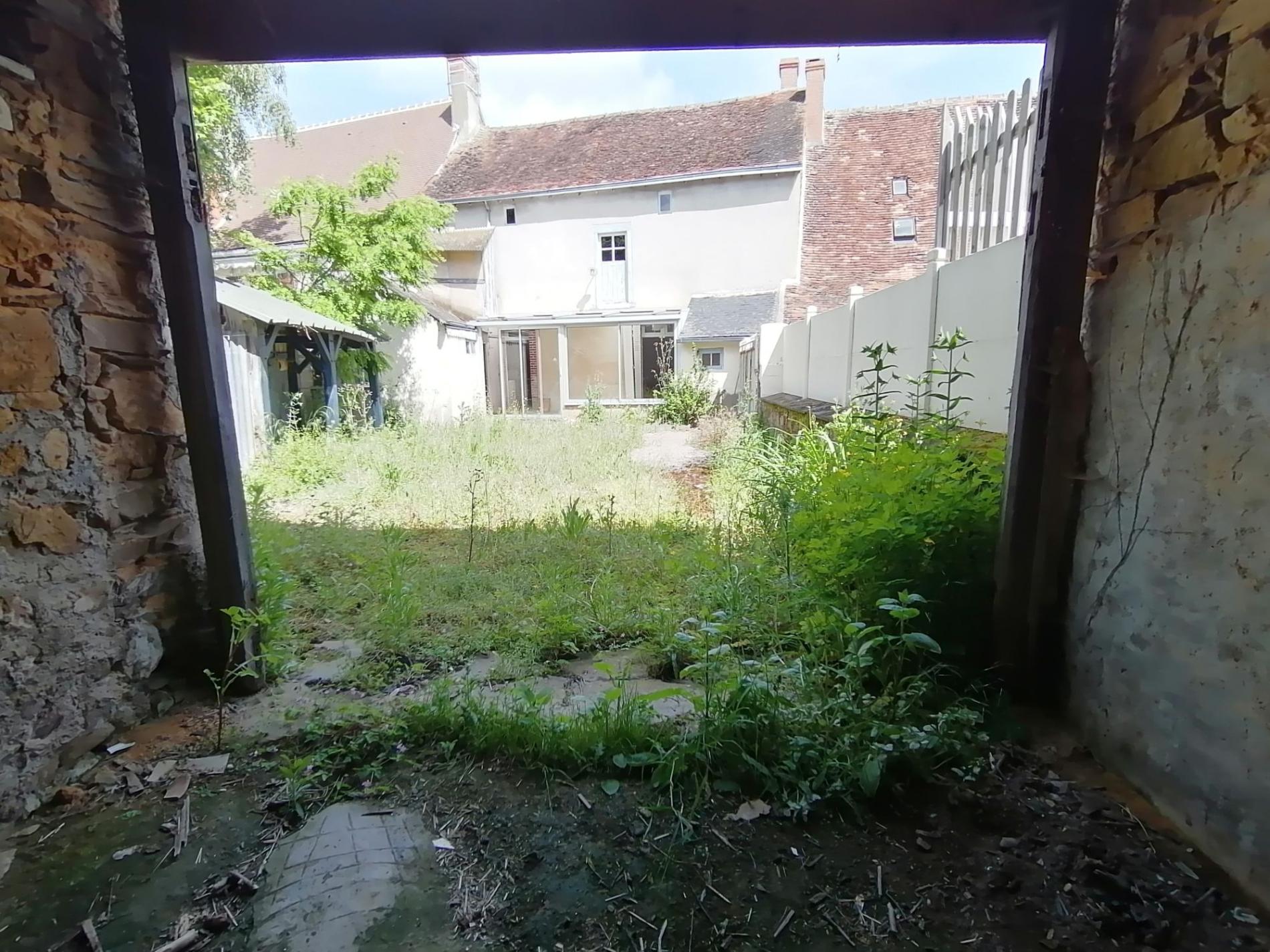 Maison de bourg avec dépendance et jardin !