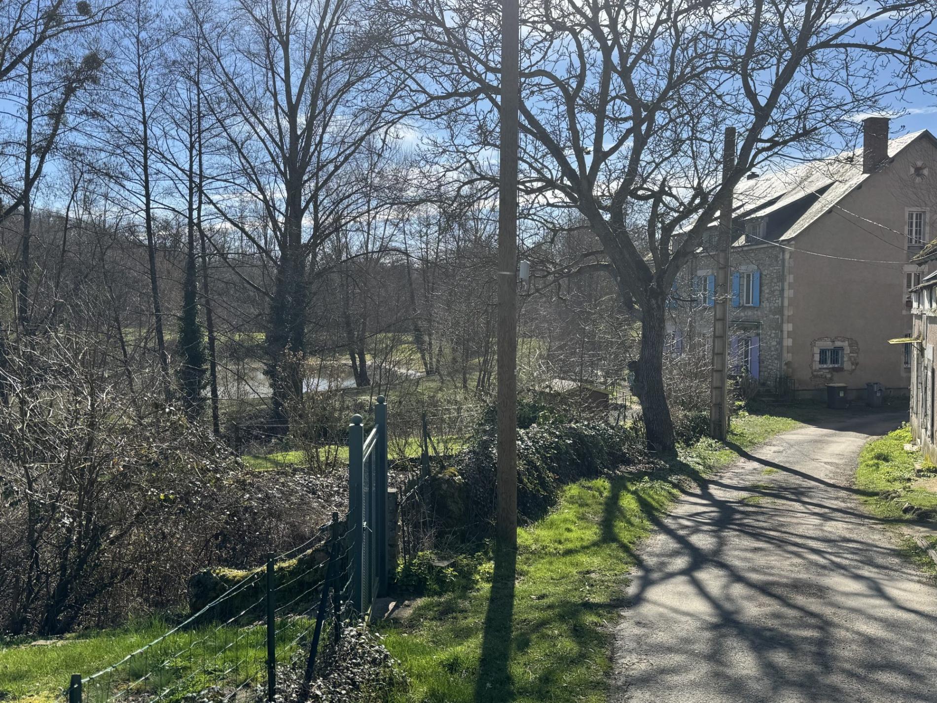 5,7 ha, étang, rivière et bois