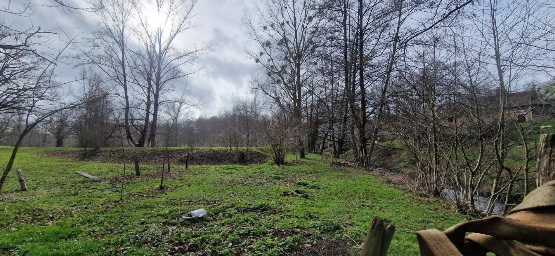 5,7 ha, étang, rivière et bois