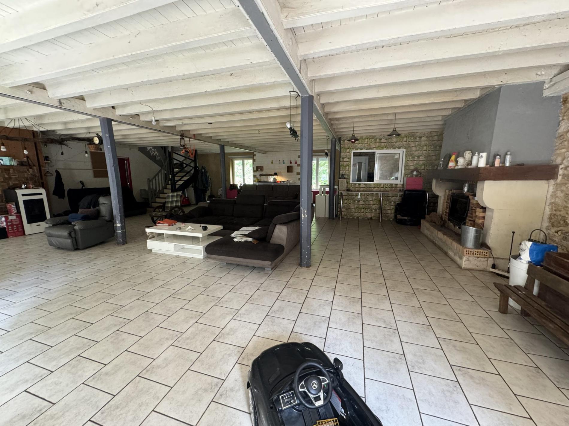 5,7 ha, étang, rivière et bois