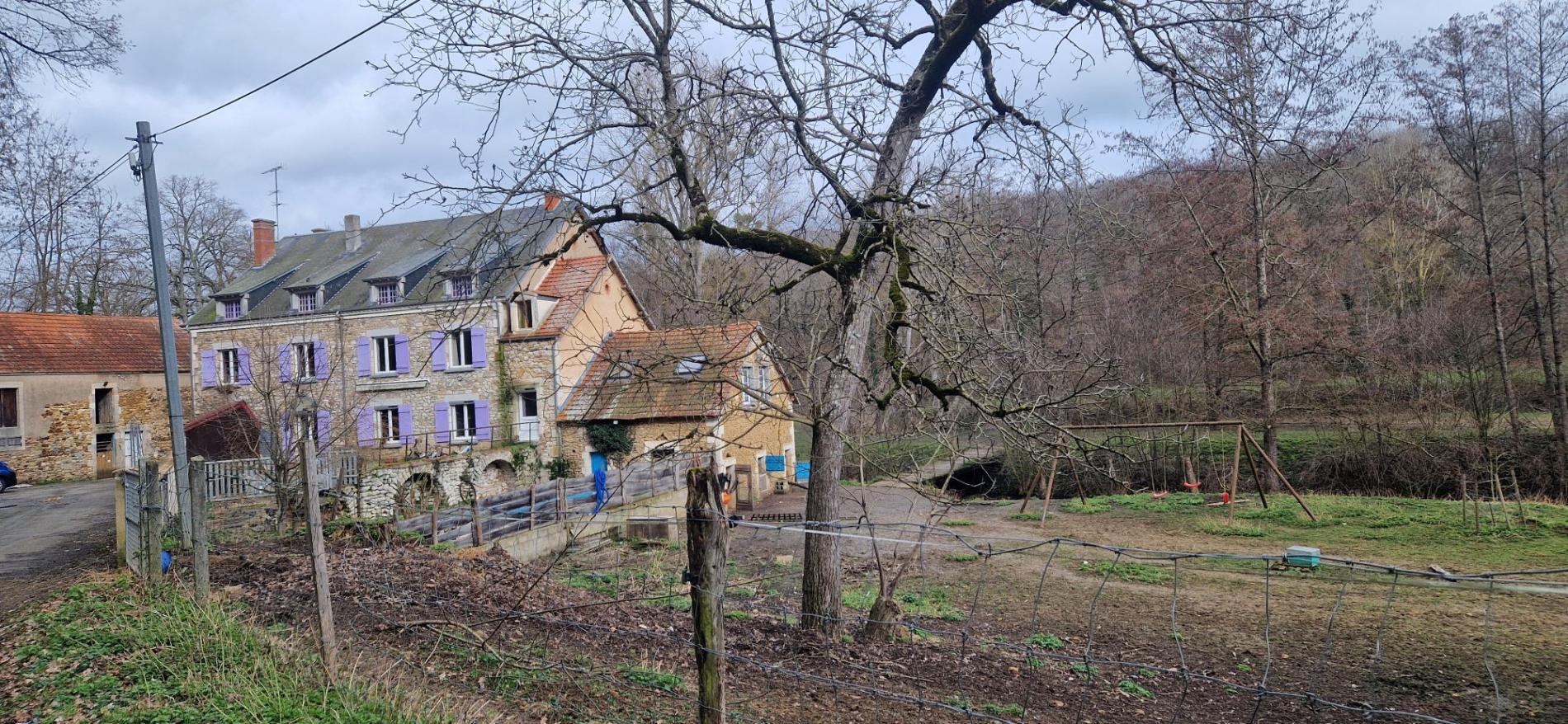 5,7 ha, étang, rivière et bois
