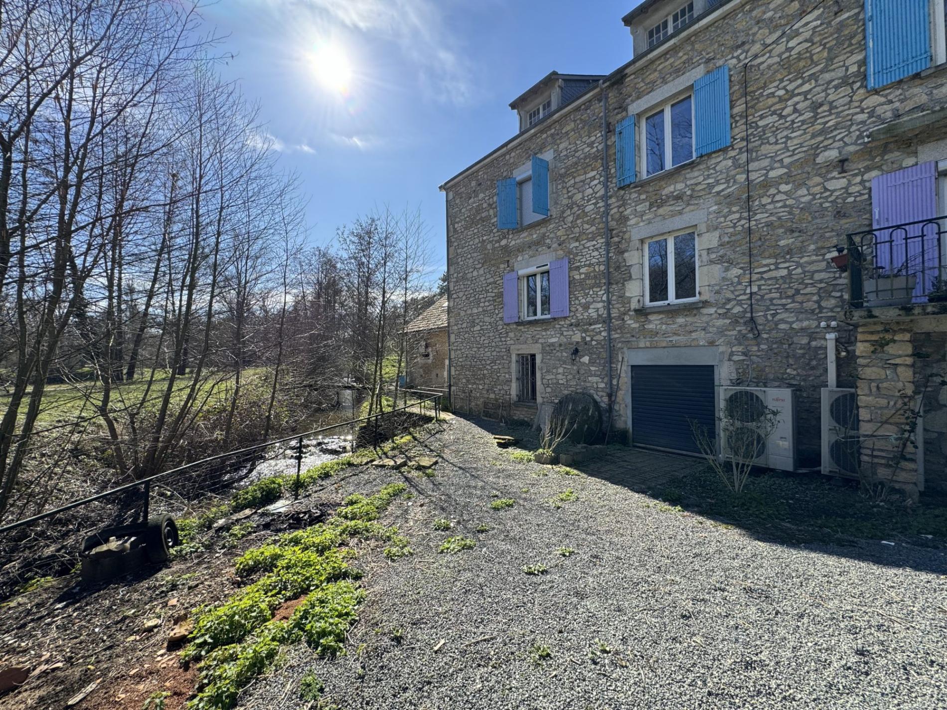 5,7 ha, étang, rivière et bois