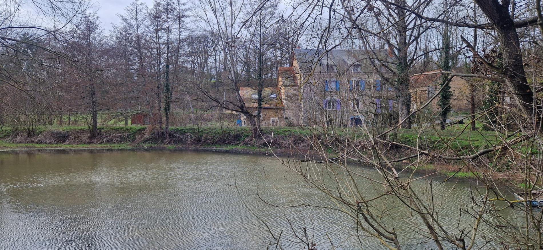 5,7 ha, étang, rivière et bois