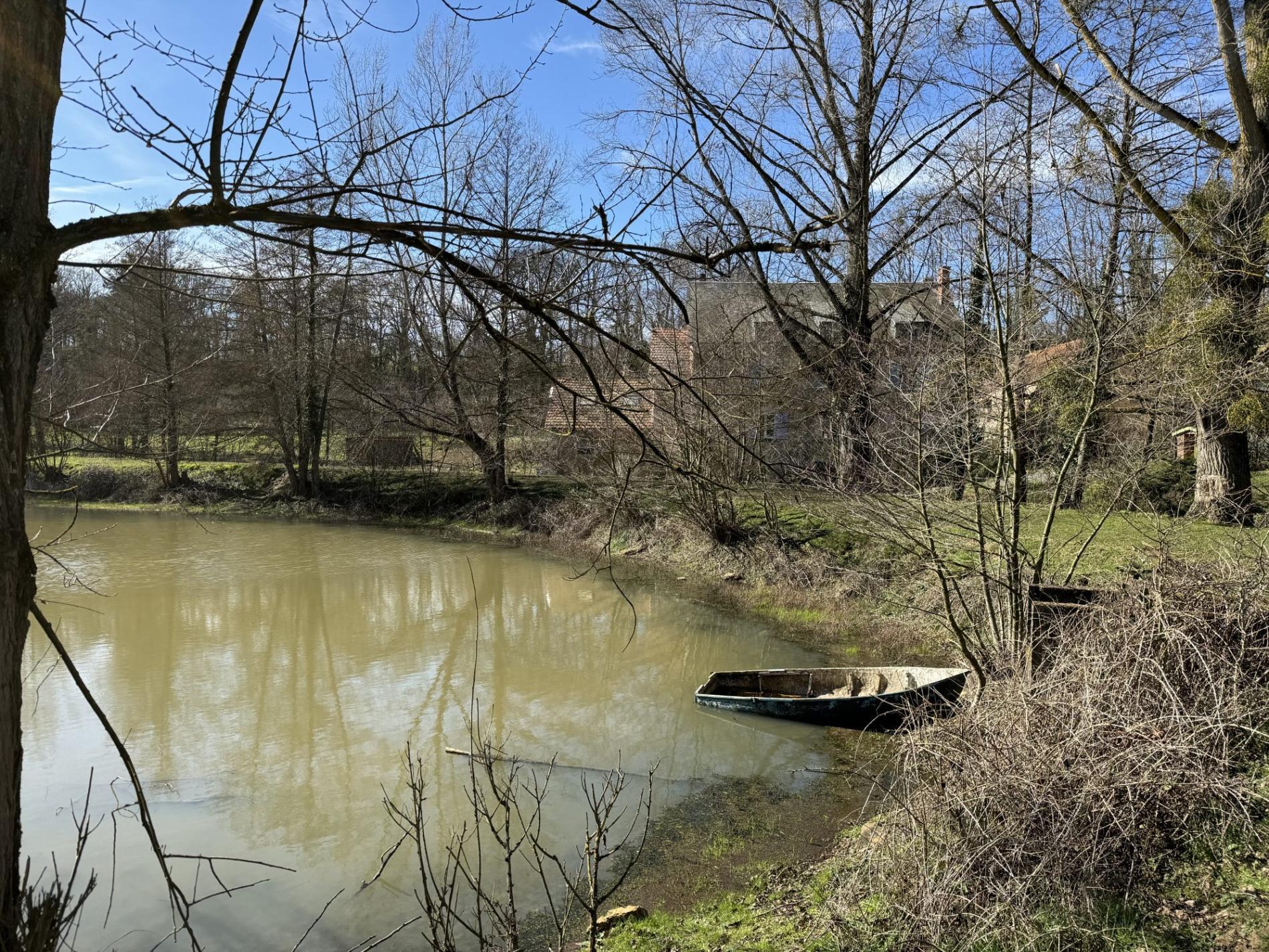 5,7 ha, étang, rivière et bois