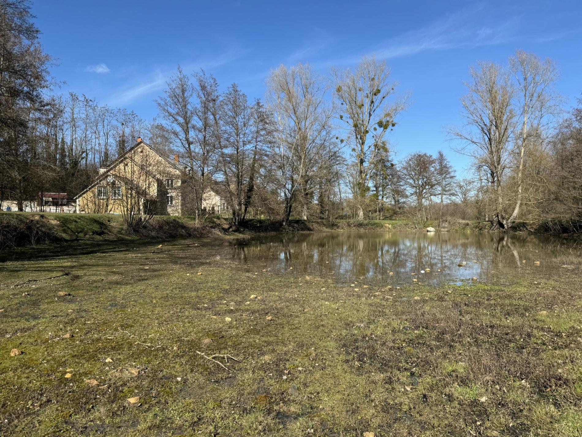 5,7 ha, étang, rivière et bois