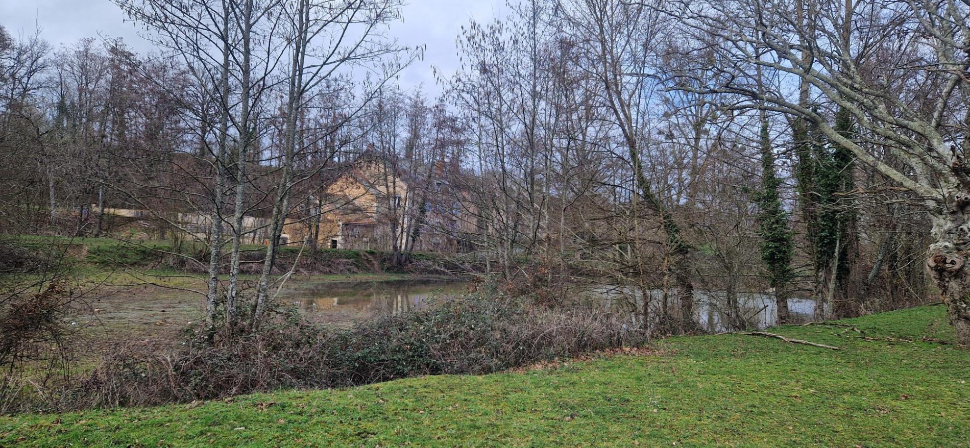 5,7 ha, étang, rivière et bois