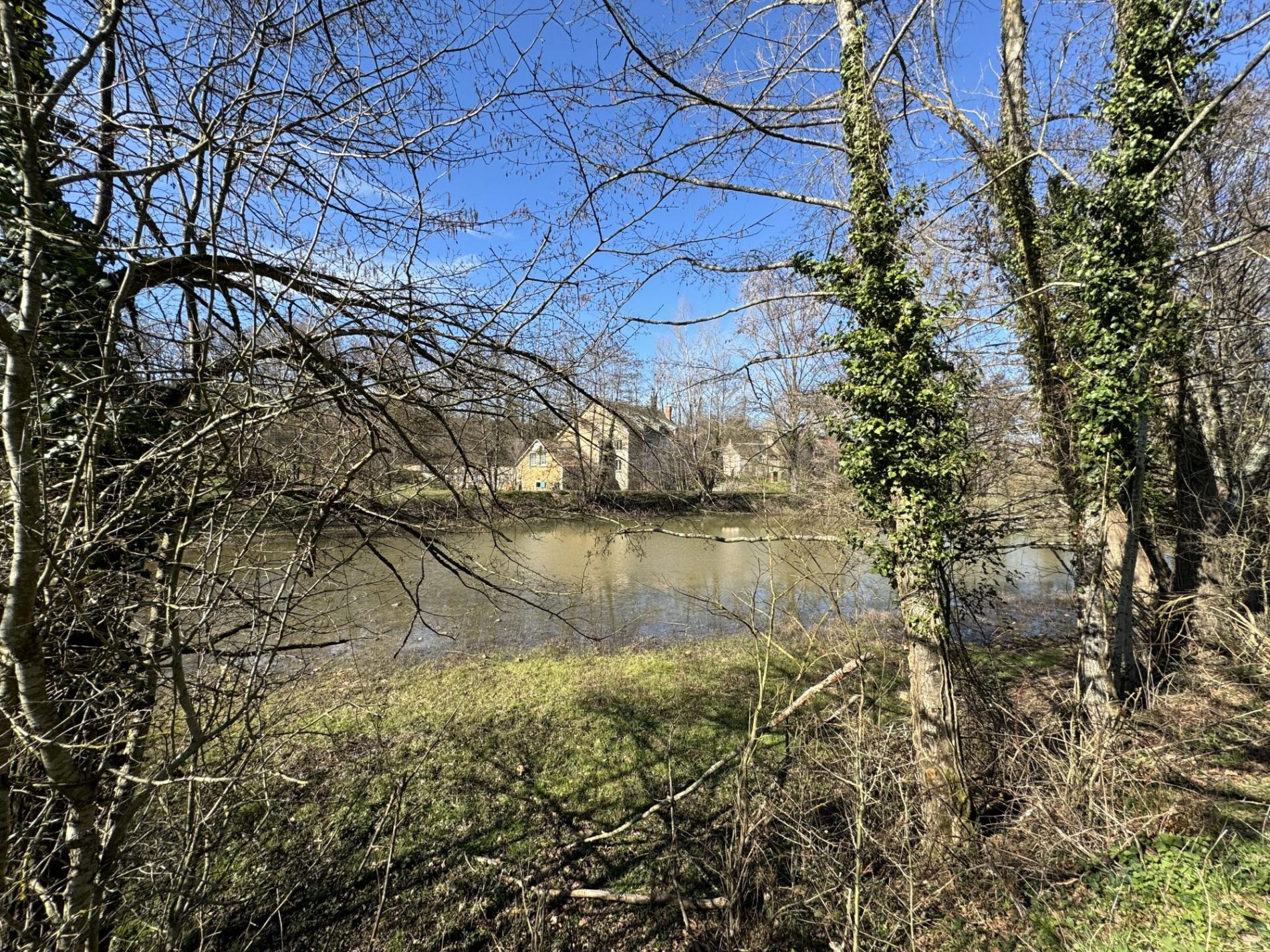 5,7 ha, étang, rivière et bois