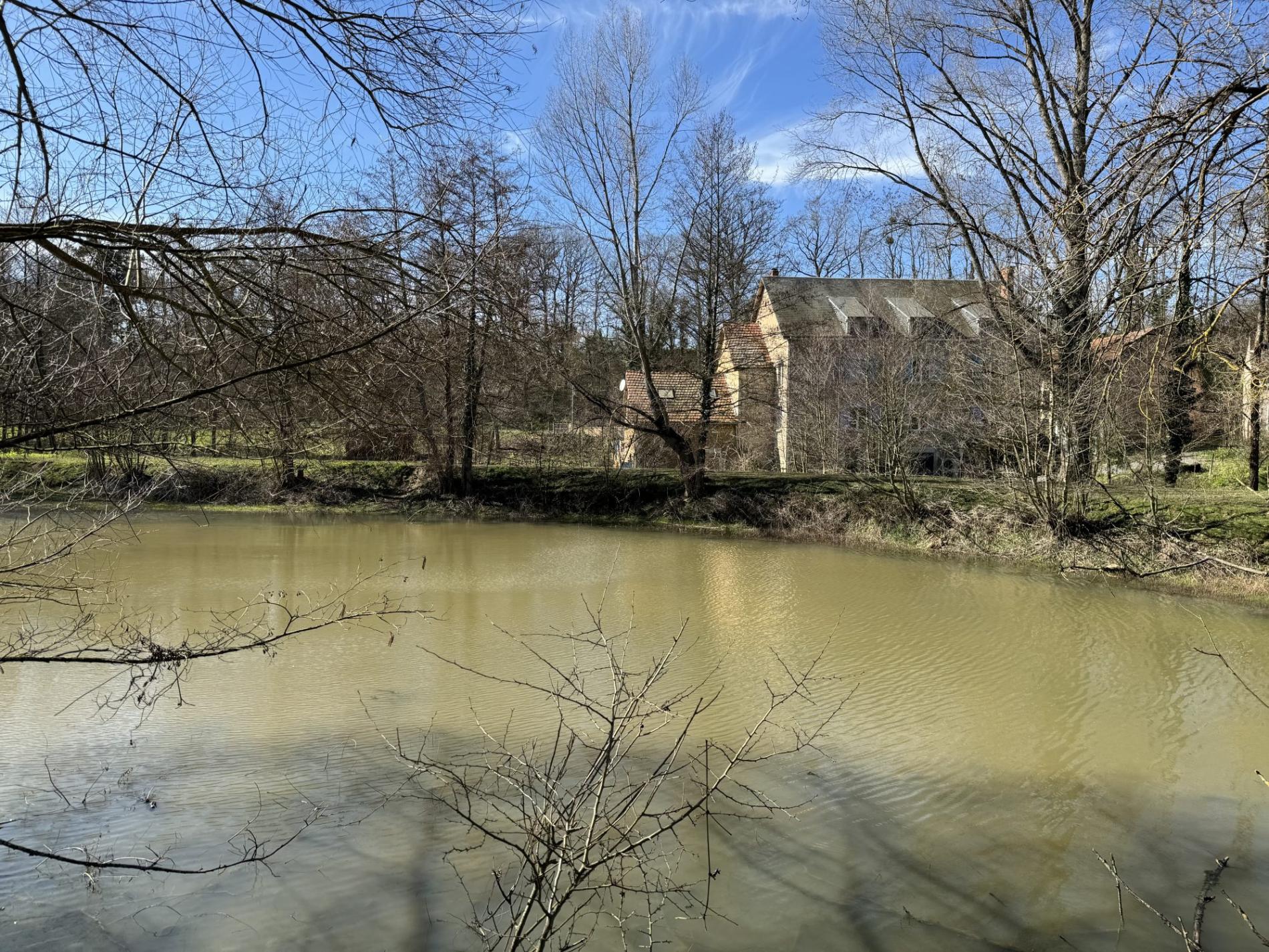 5,7 ha, étang, rivière et bois