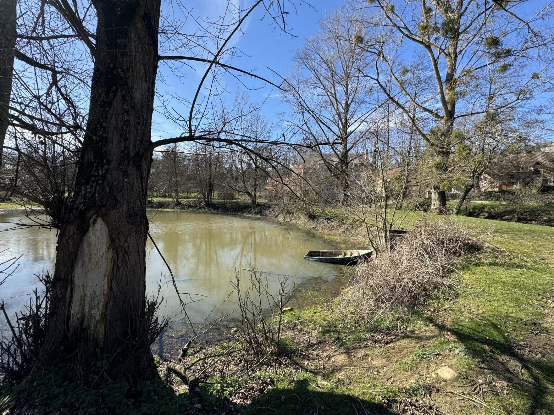 5,7 ha, étang, rivière et bois