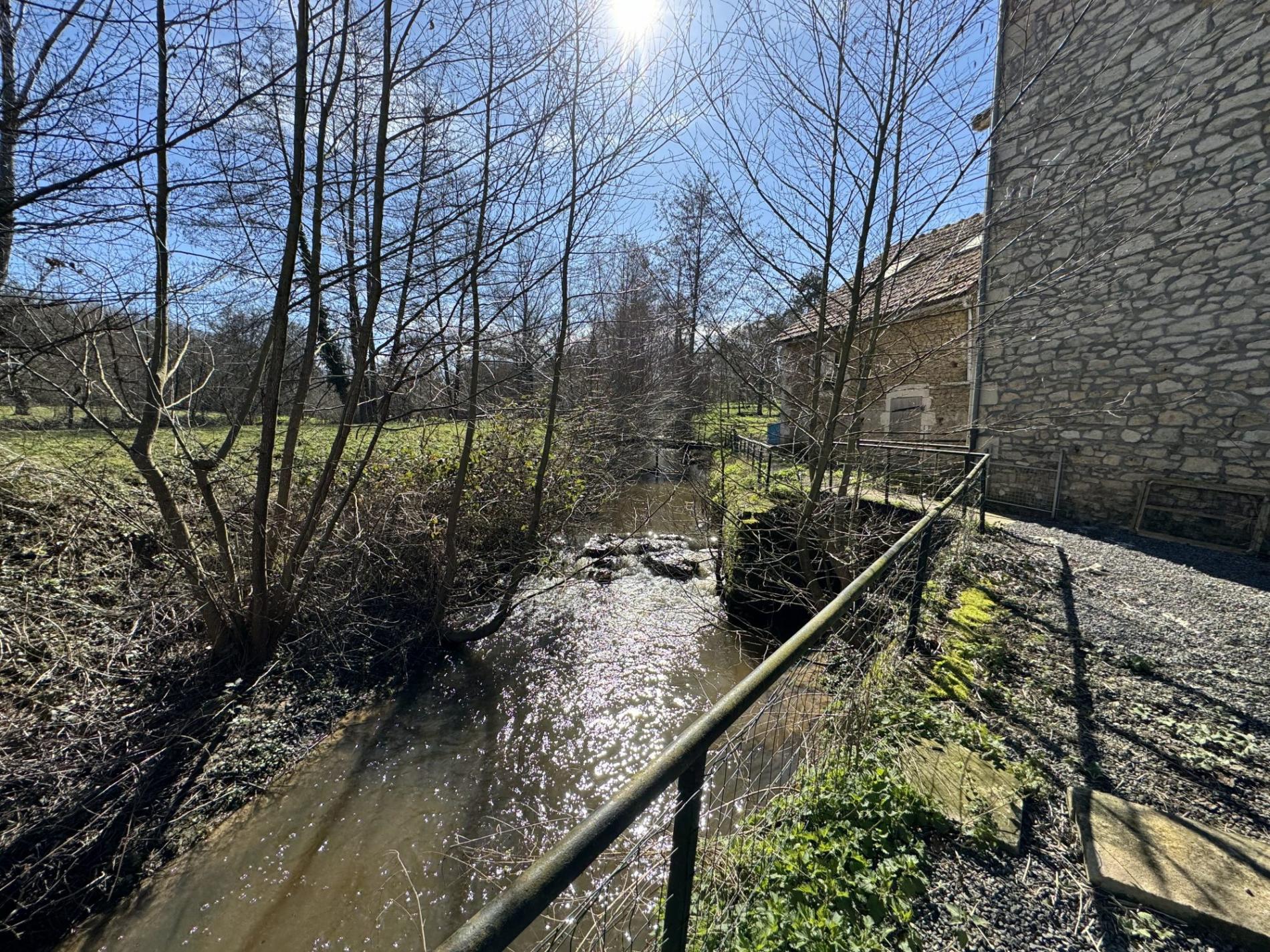 5,7 ha, étang, rivière et bois