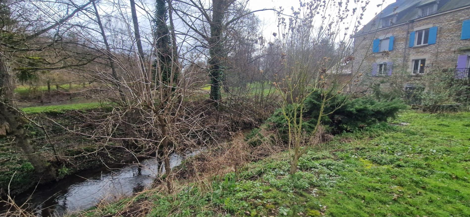 5,7 ha, étang, rivière et bois