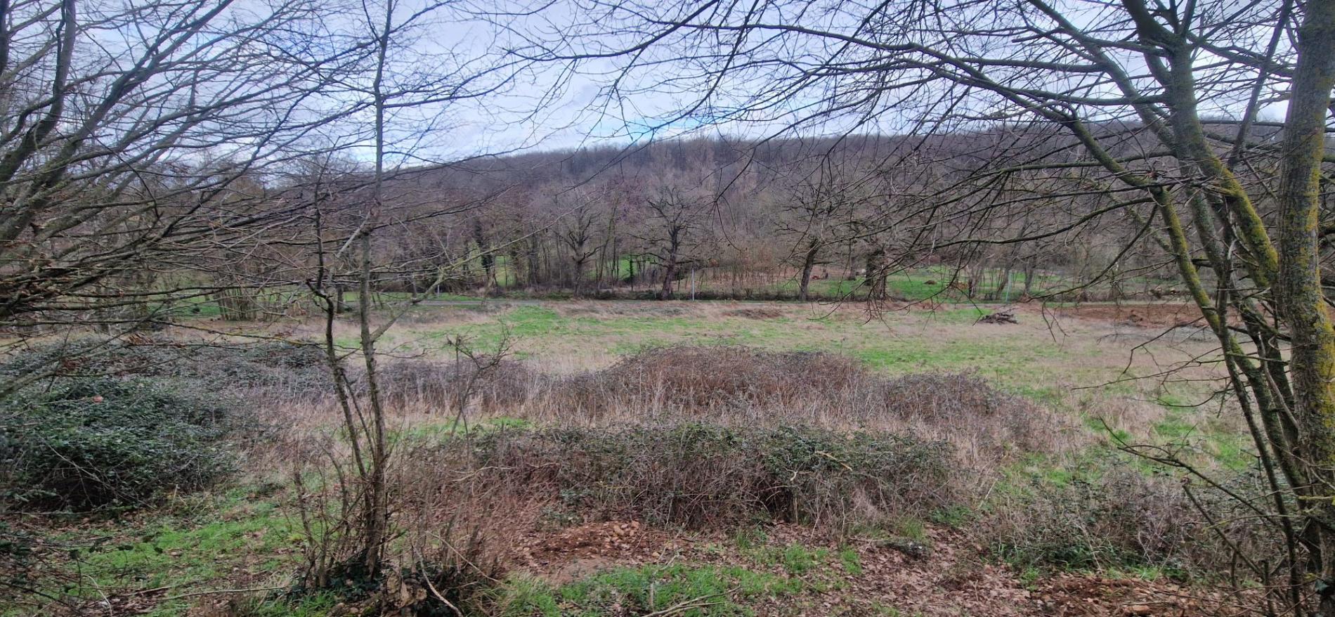 5,7 ha, étang, rivière et bois