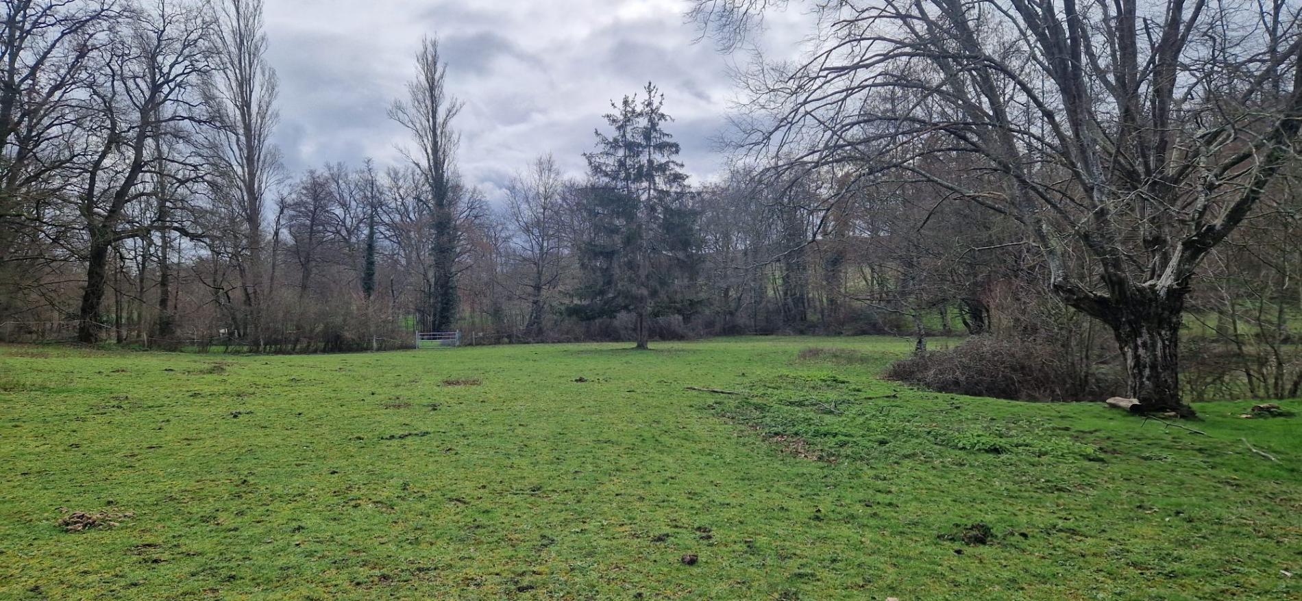 5,7 ha, étang, rivière et bois