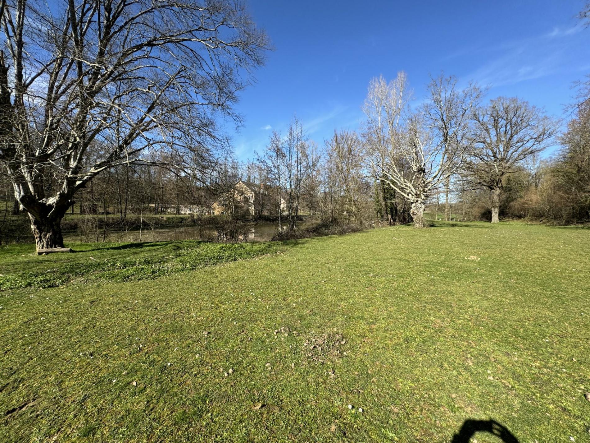 5,7 ha, étang, rivière et bois